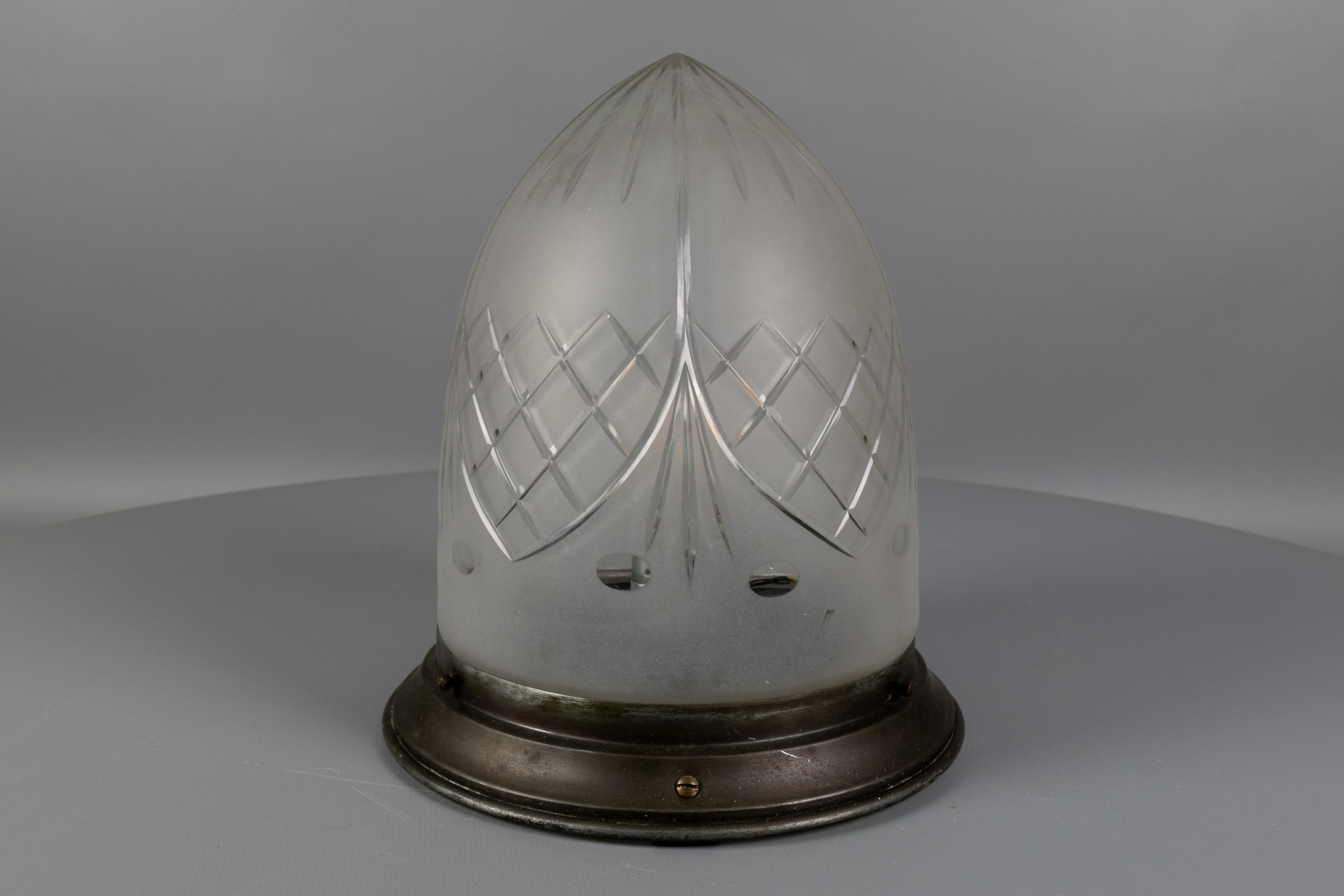 Dépoli Plafonnier en métal et verre blanc dépoli de style Art Nouveau, années 1920 en vente