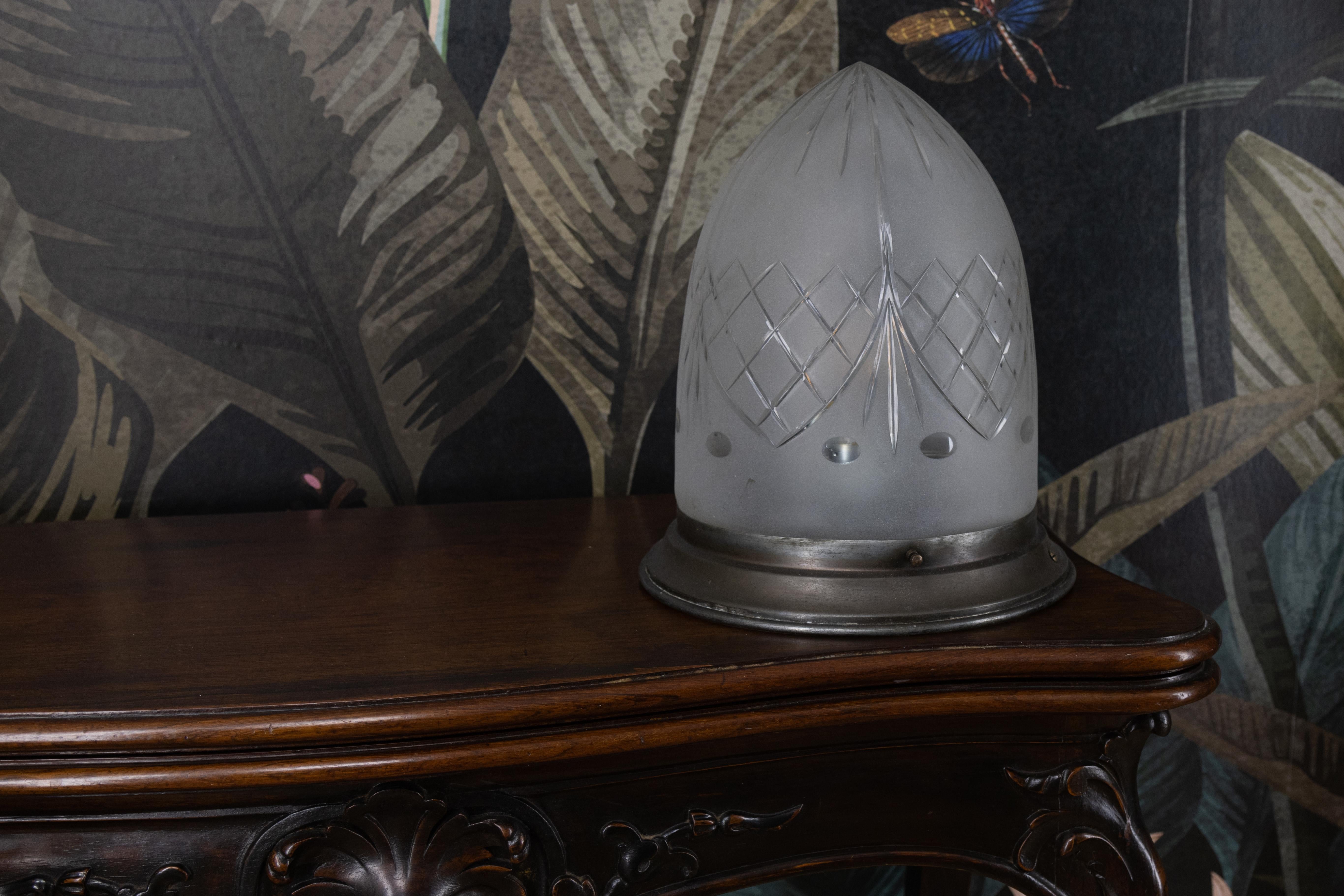 Plafonnier en métal et verre blanc dépoli de style Art Nouveau, années 1920 Bon état - En vente à Barntrup, DE