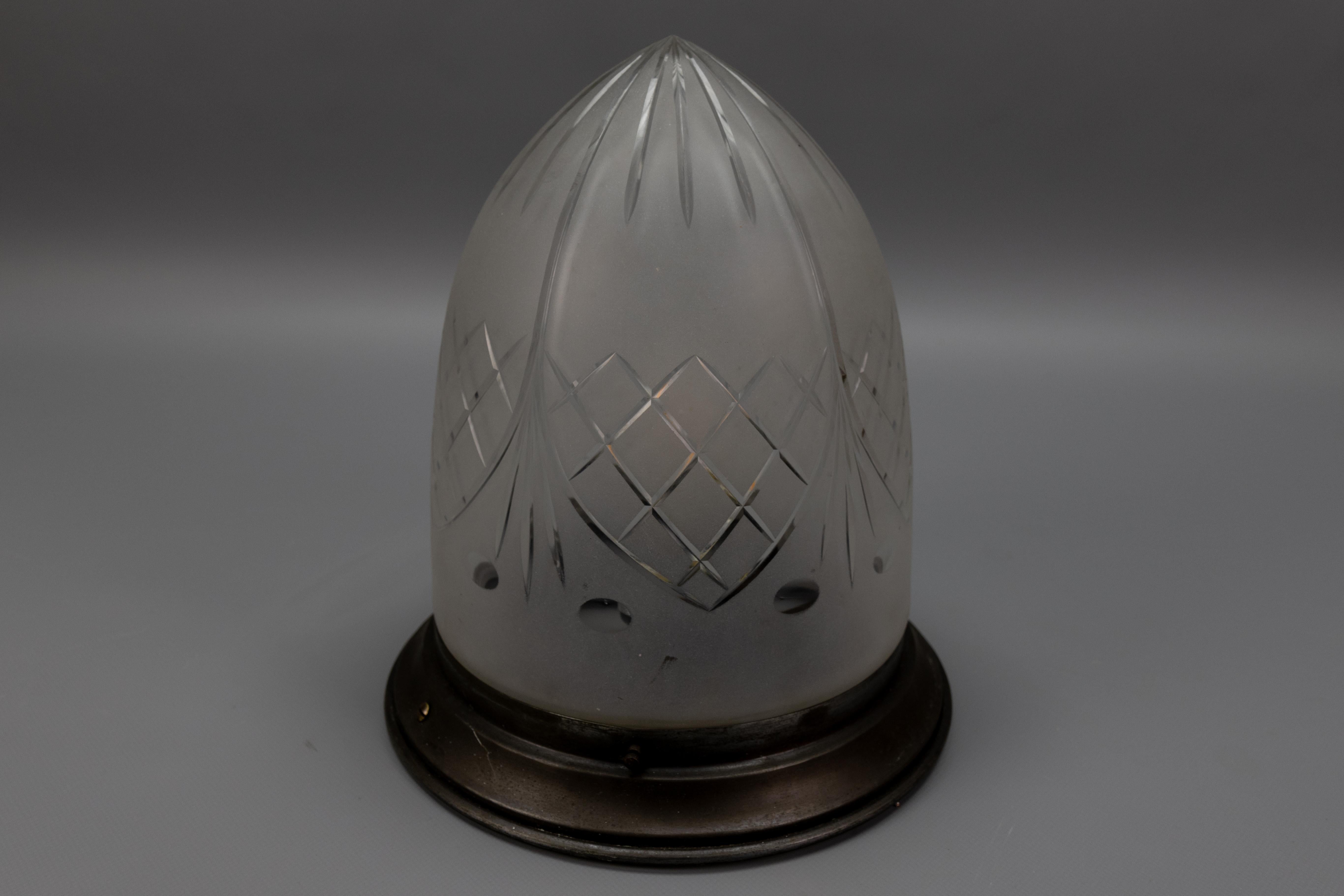 Plafonnier en métal et verre blanc dépoli de style Art Nouveau, années 1920 en vente 1