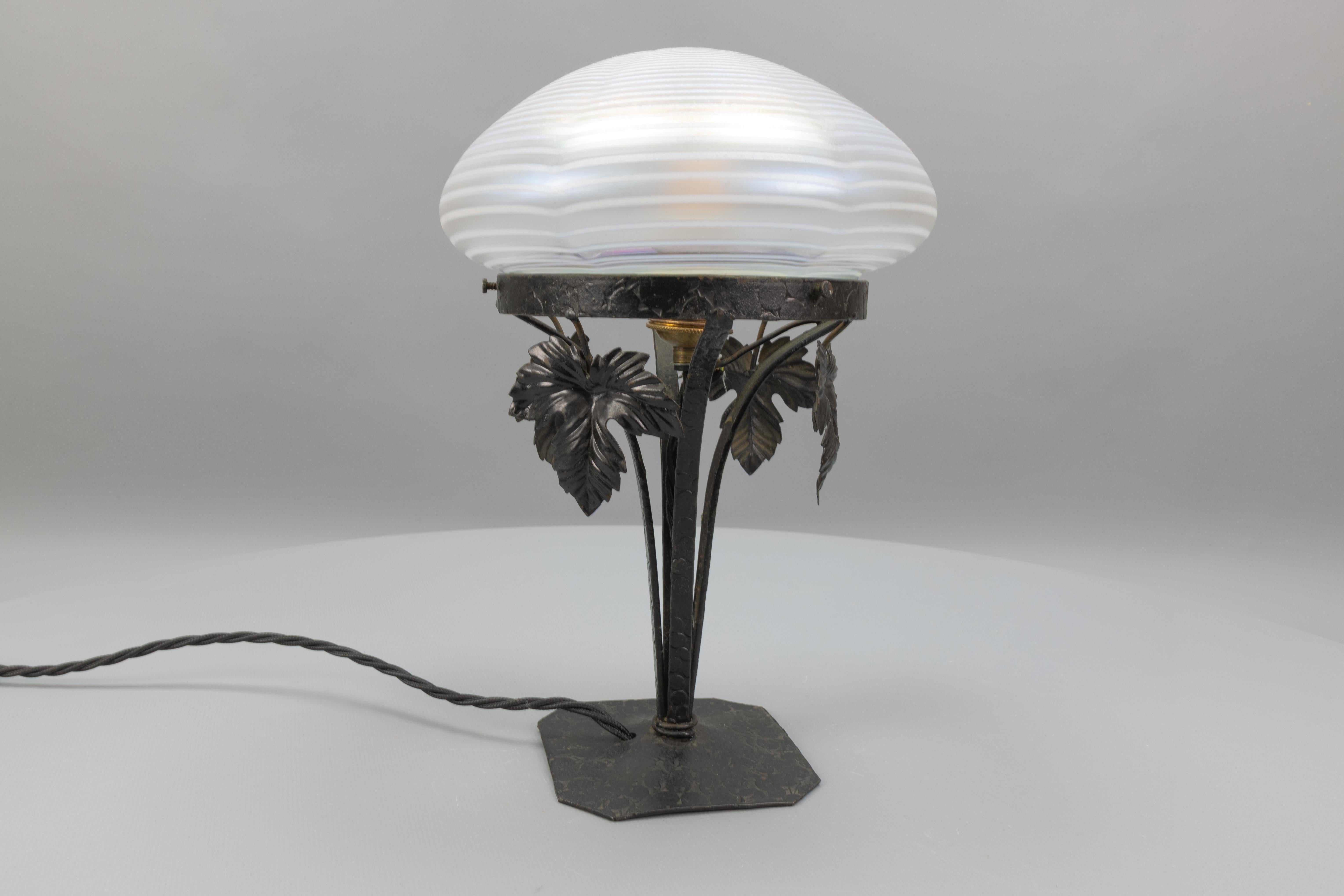 French Art Nouveau White Iridescent Glass and Wrought Iron Table Lamp, 1920s For Sale 5