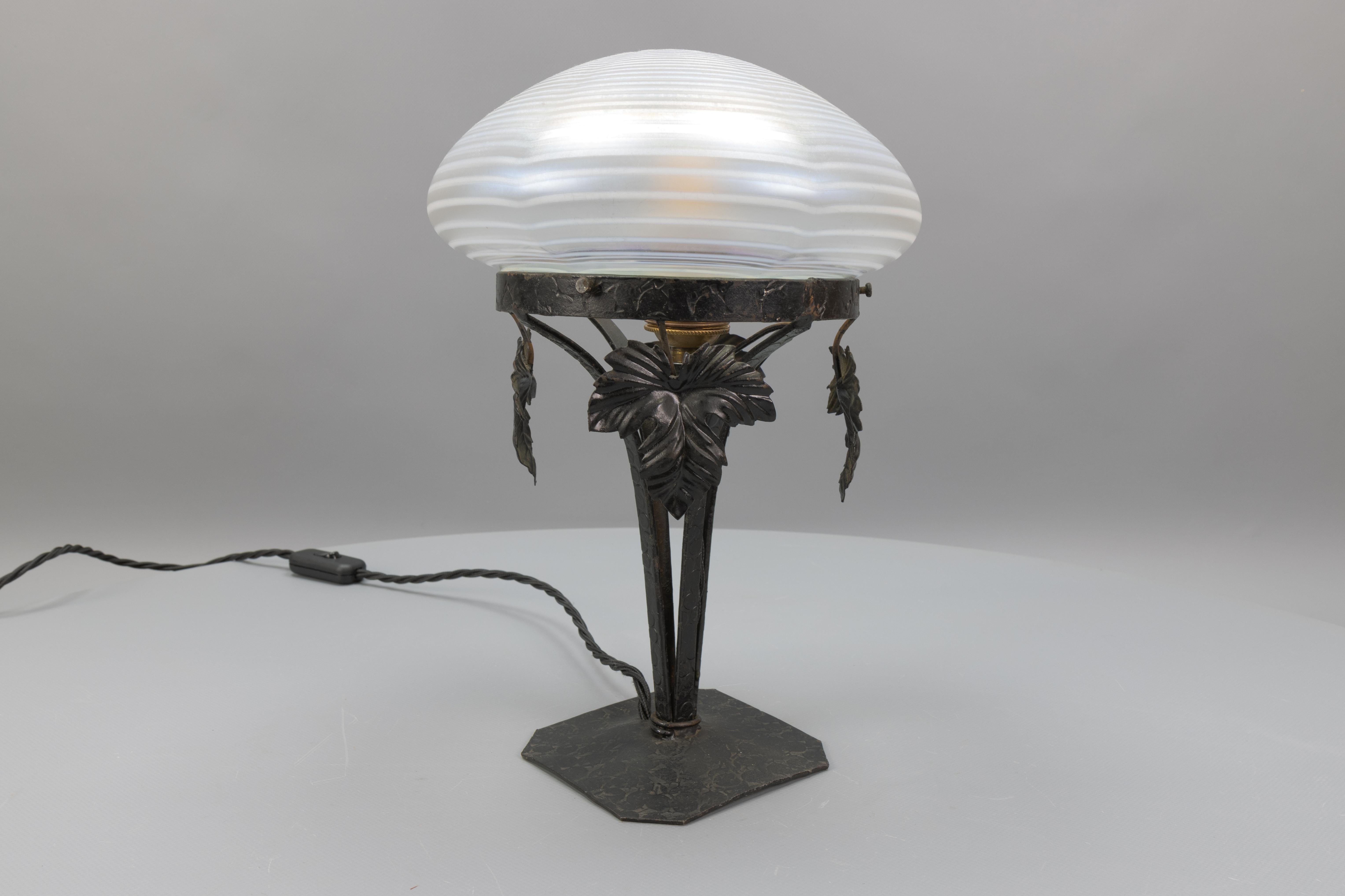 French Art Nouveau White Iridescent Glass and Wrought Iron Table Lamp, 1920s For Sale 6