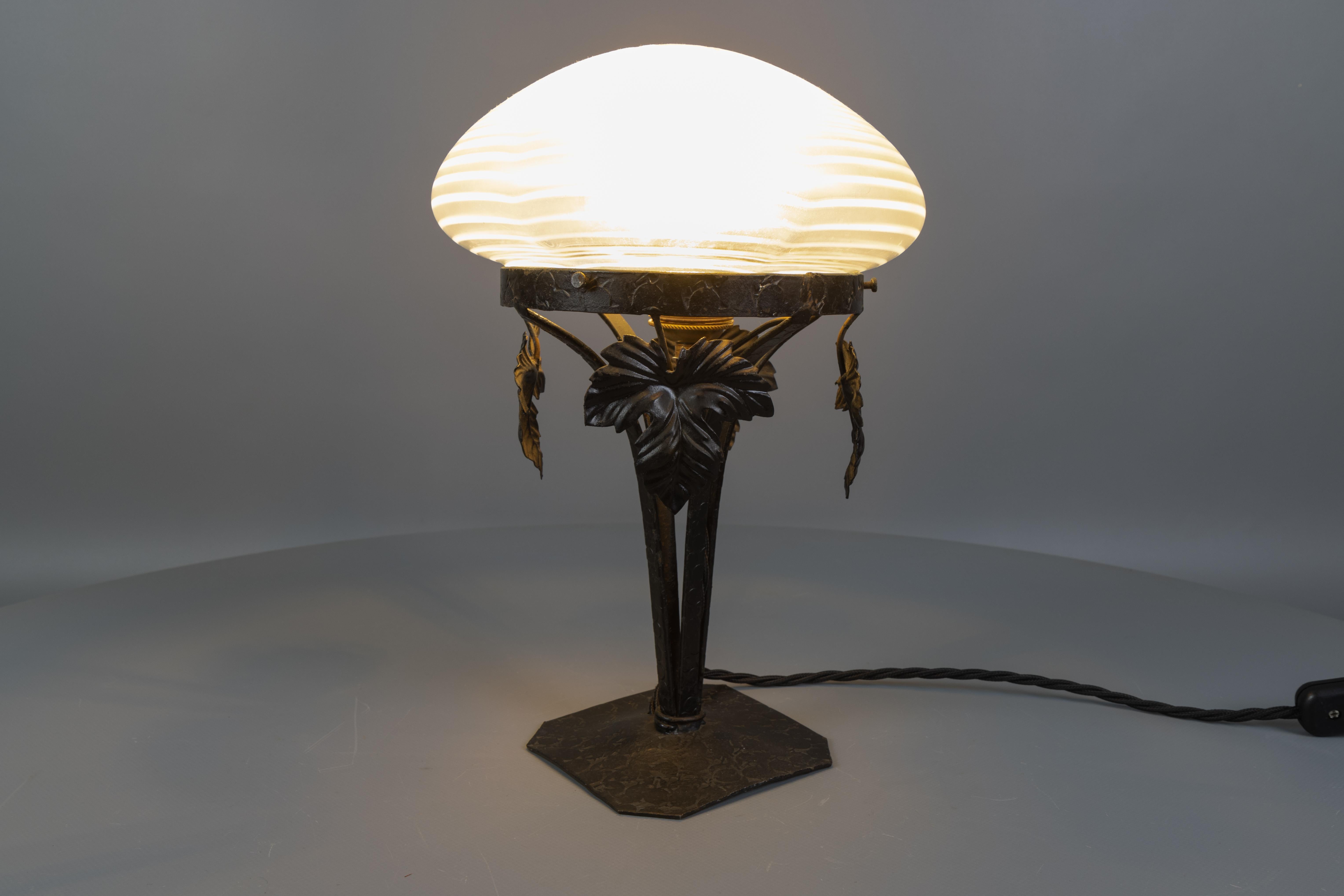 French Art Nouveau White Iridescent Glass and Wrought Iron Table Lamp, 1920s For Sale 7