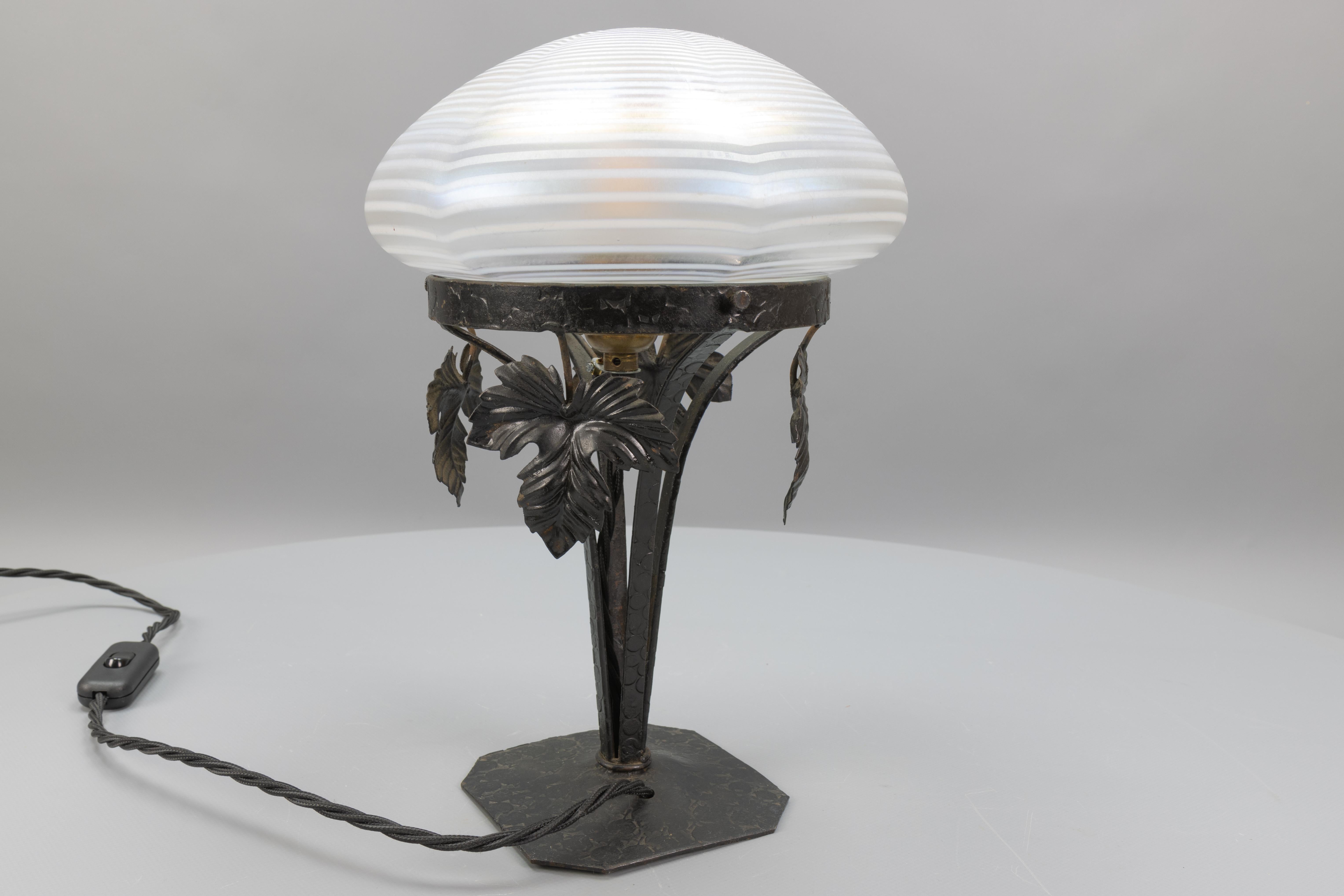 French Art Nouveau White Iridescent Glass and Wrought Iron Table Lamp, 1920s For Sale 8