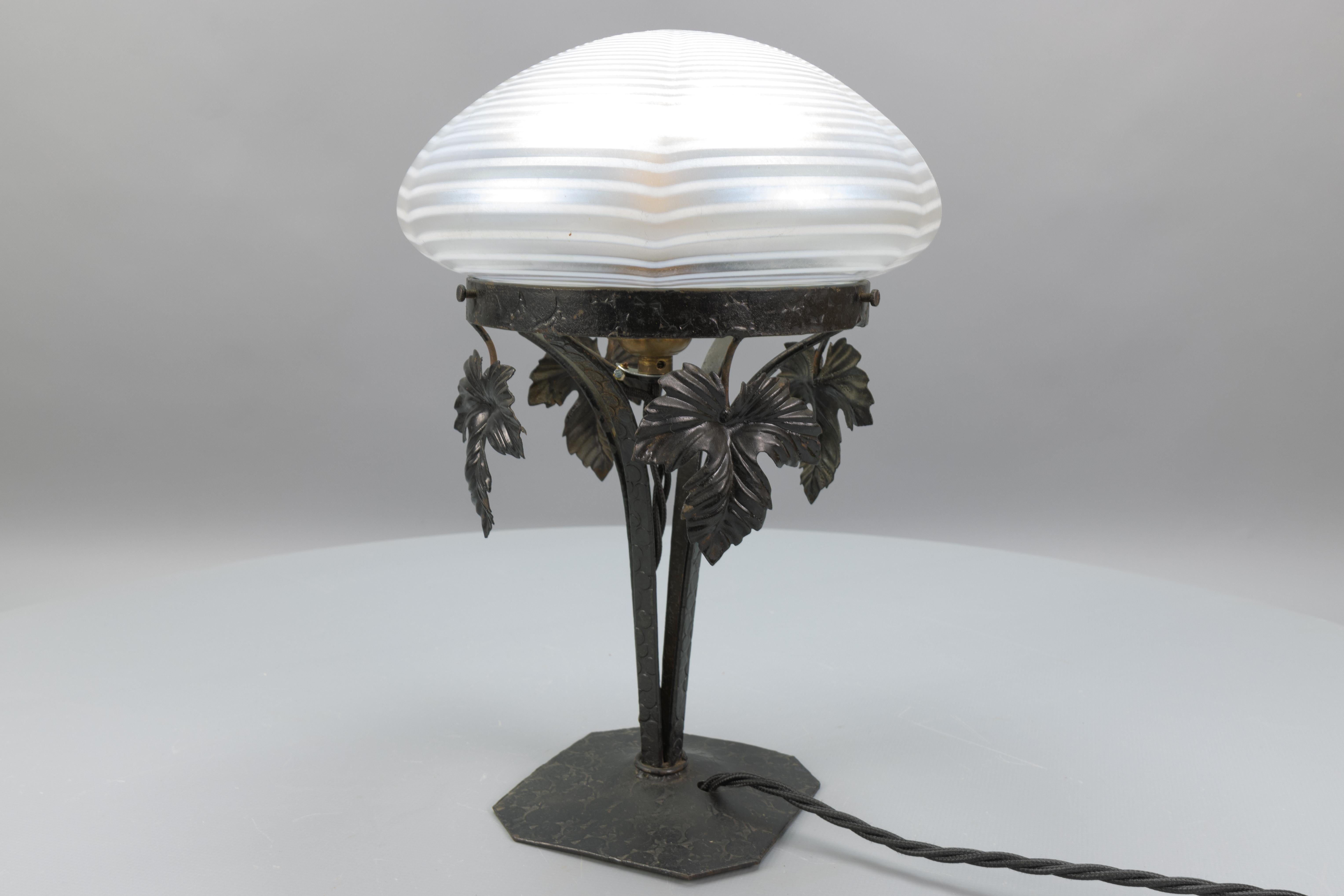 French Art Nouveau White Iridescent Glass and Wrought Iron Table Lamp, 1920s For Sale 9