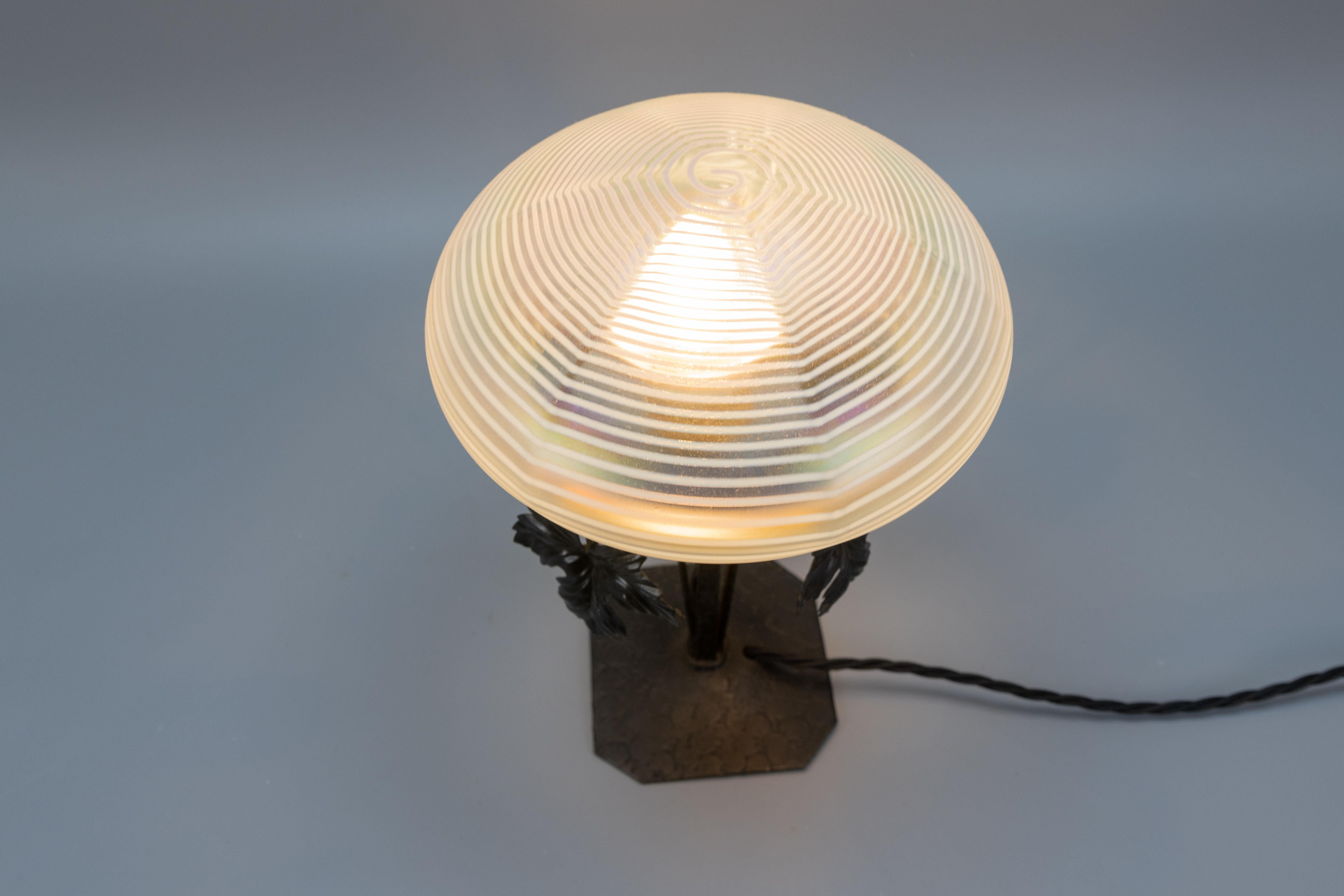 French Art Nouveau White Iridescent Glass and Wrought Iron Table Lamp, 1920s In Good Condition For Sale In Barntrup, DE