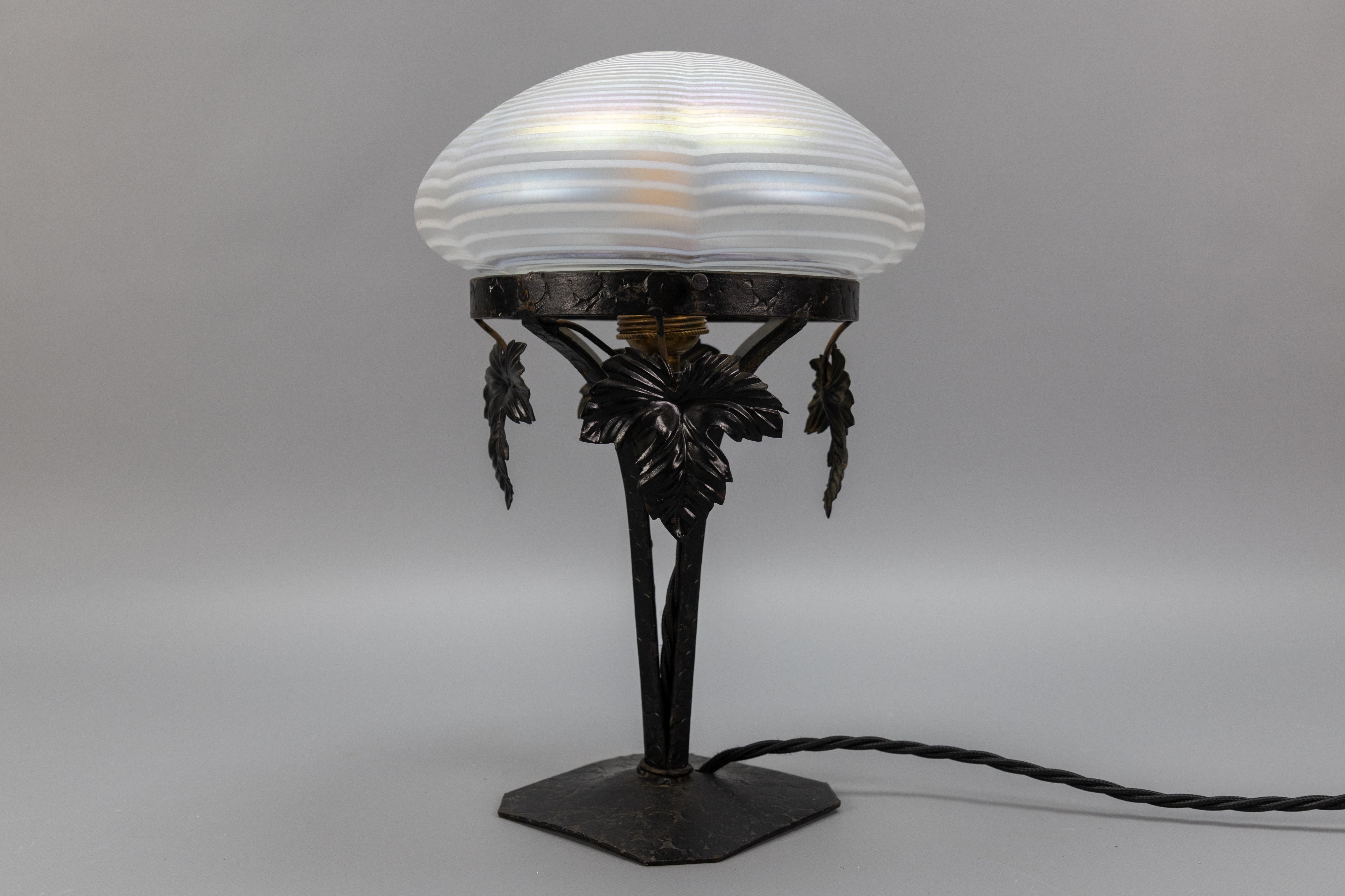 French Art Nouveau White Iridescent Glass and Wrought Iron Table Lamp, 1920s For Sale 2