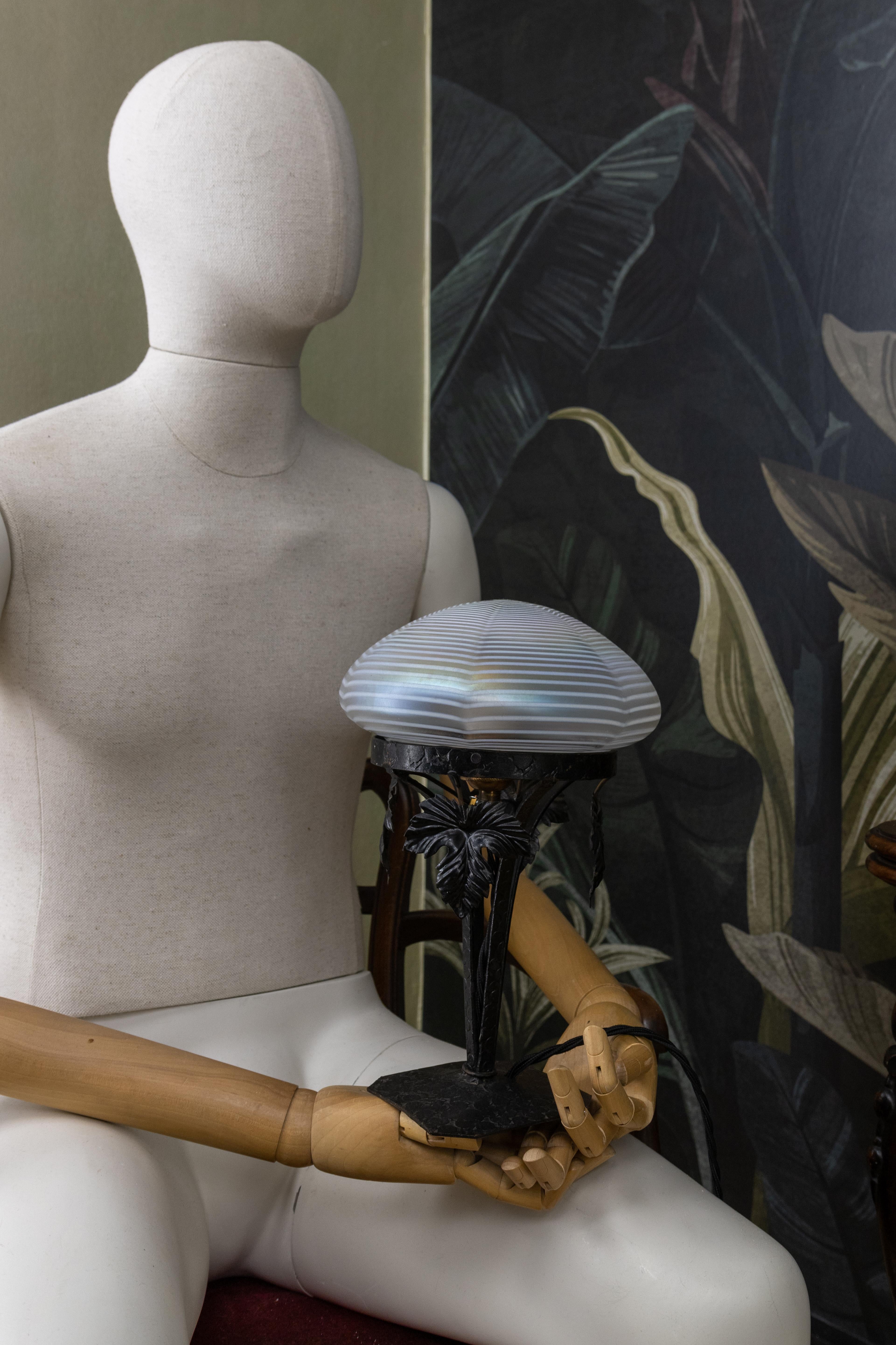 French Art Nouveau White Iridescent Glass and Wrought Iron Table Lamp, 1920s For Sale 3