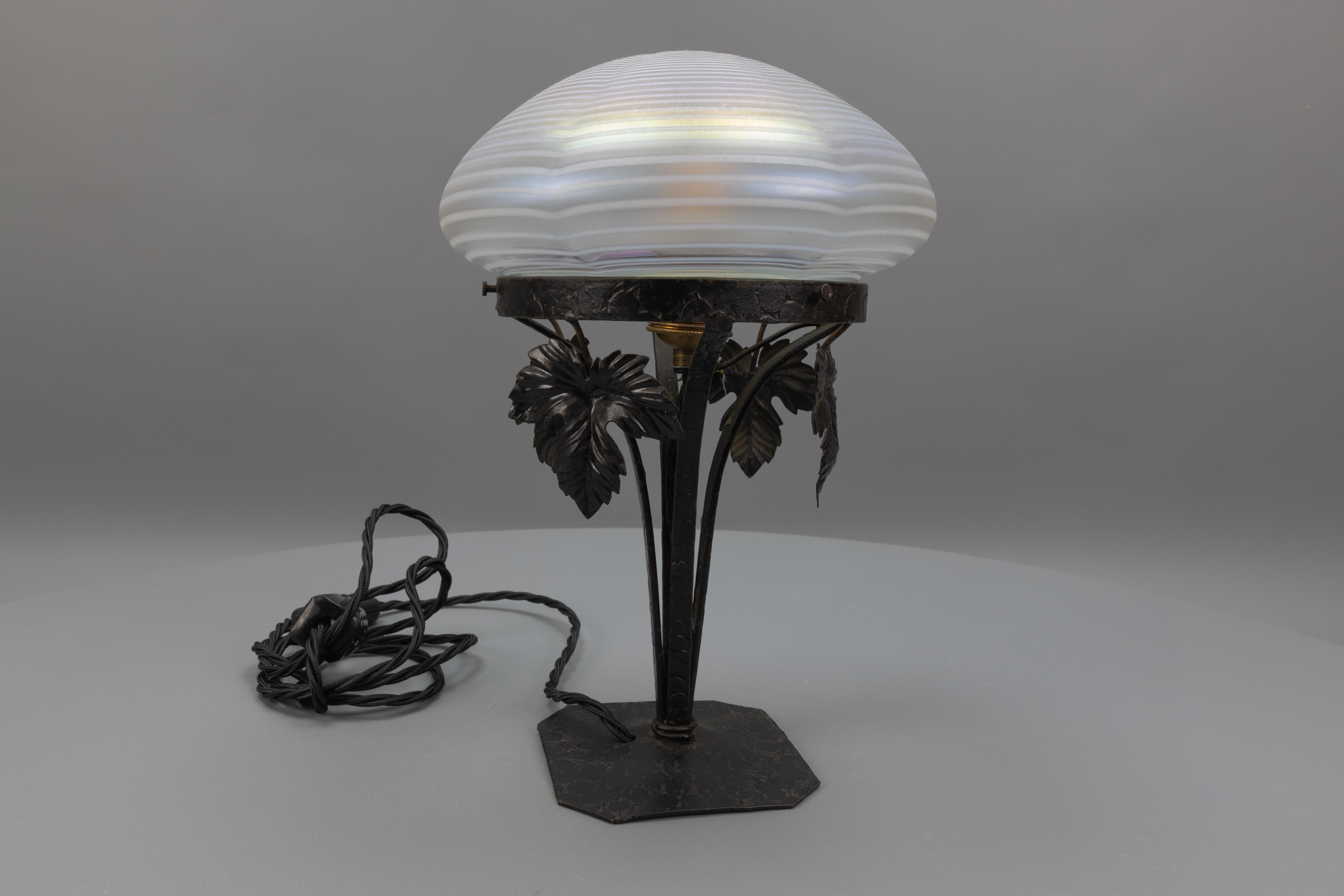 French Art Nouveau White Iridescent Glass and Wrought Iron Table Lamp, 1920s For Sale 4