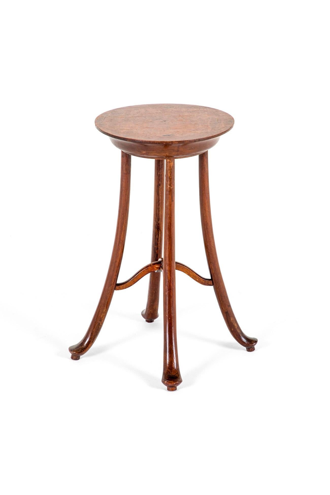 Magnifique table à vin ou table d'appoint en chêne français d'époque Art Nouveau avec un plateau épais et massif.

Elle repose sur quatre pieds élégants et légèrement élancés, réunis par des brancards incurvés et terminés par des pieds en forme de