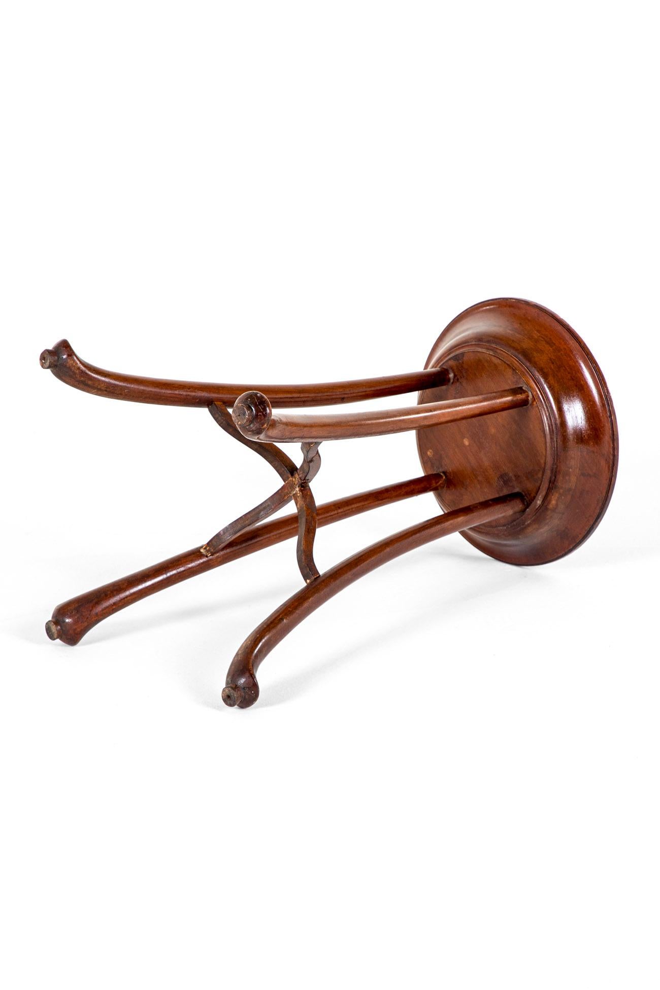 Sculpté à la main Table à vin Art Nouveau en vente