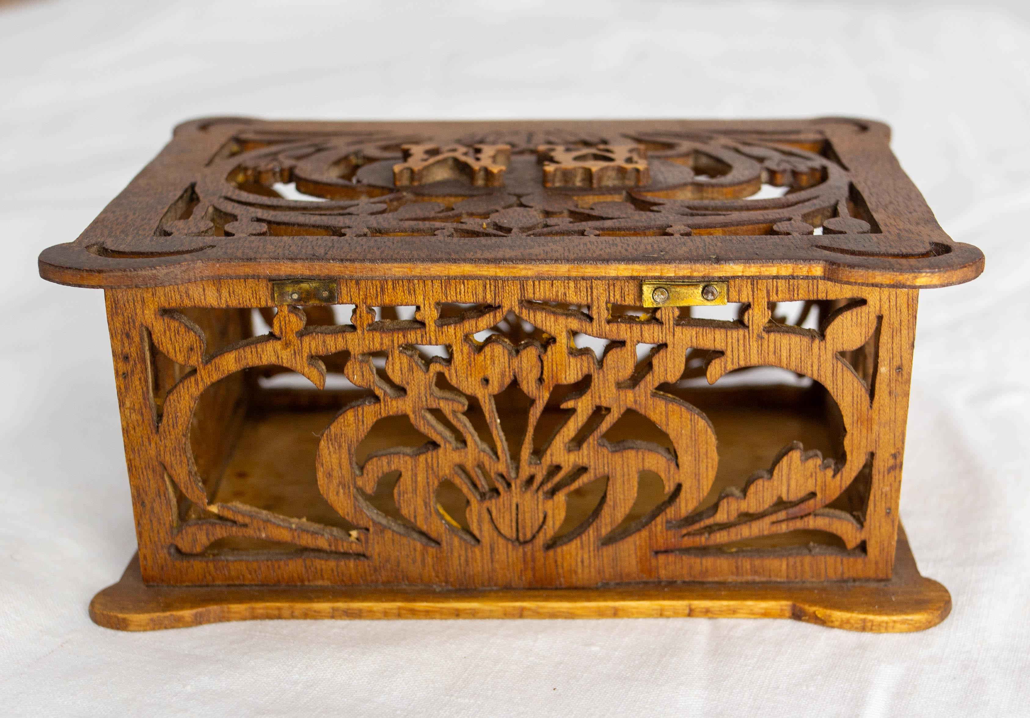 Scatola in legno francese Art Nouveau con pannelli traforati, circa 1900 in vendita 4