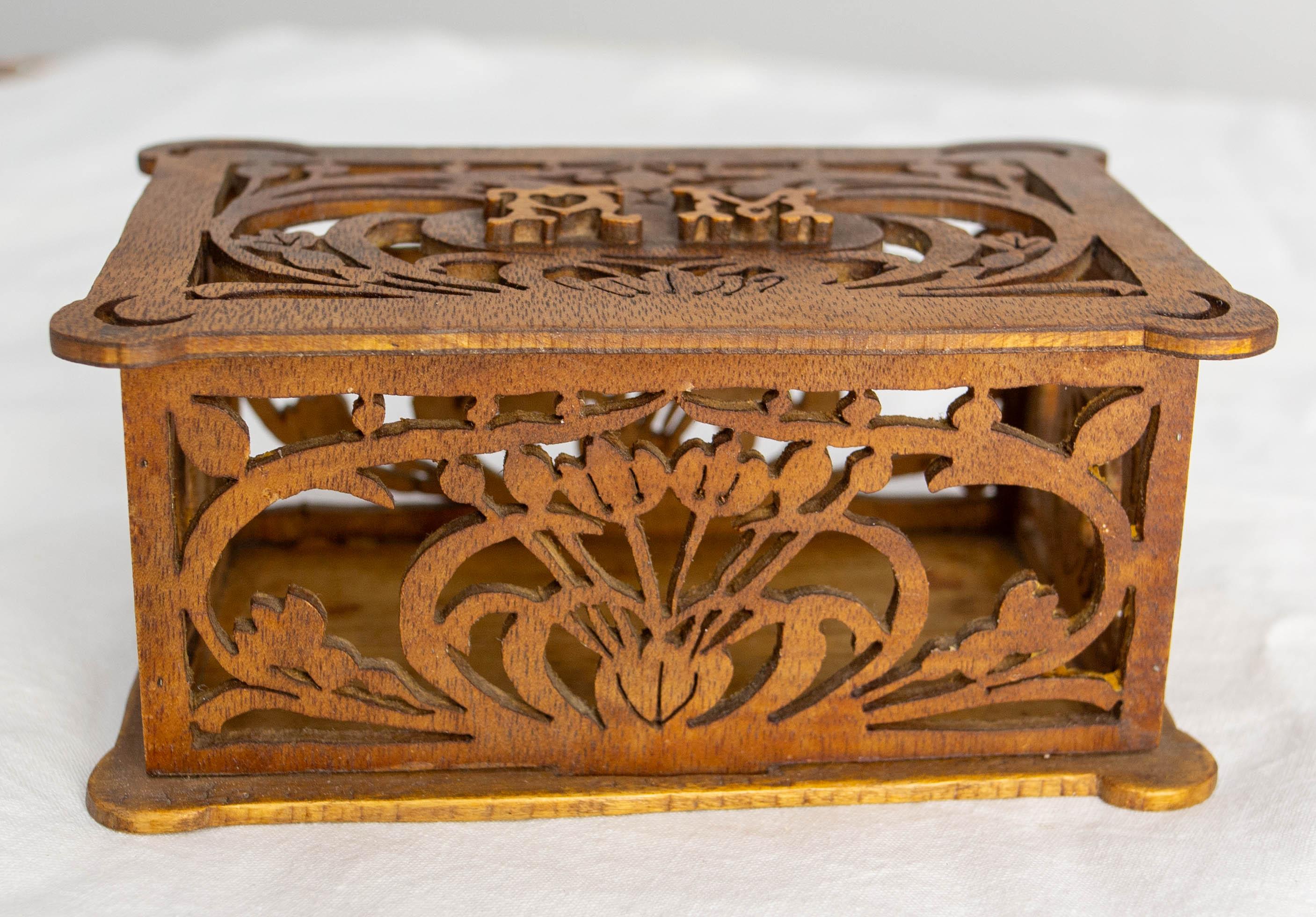 Scatolina in legno con pannelli traforati, realizzata nel 1900 circa in stile Art Nouveau.
Manca un piccolo pezzo di legno sul lato posteriore.
A. Le iniziali di M. I. sono in alto.
Buone condizioni d'epoca.

Spedizione:
7 / 17 / 11 cm 0,5 kg.