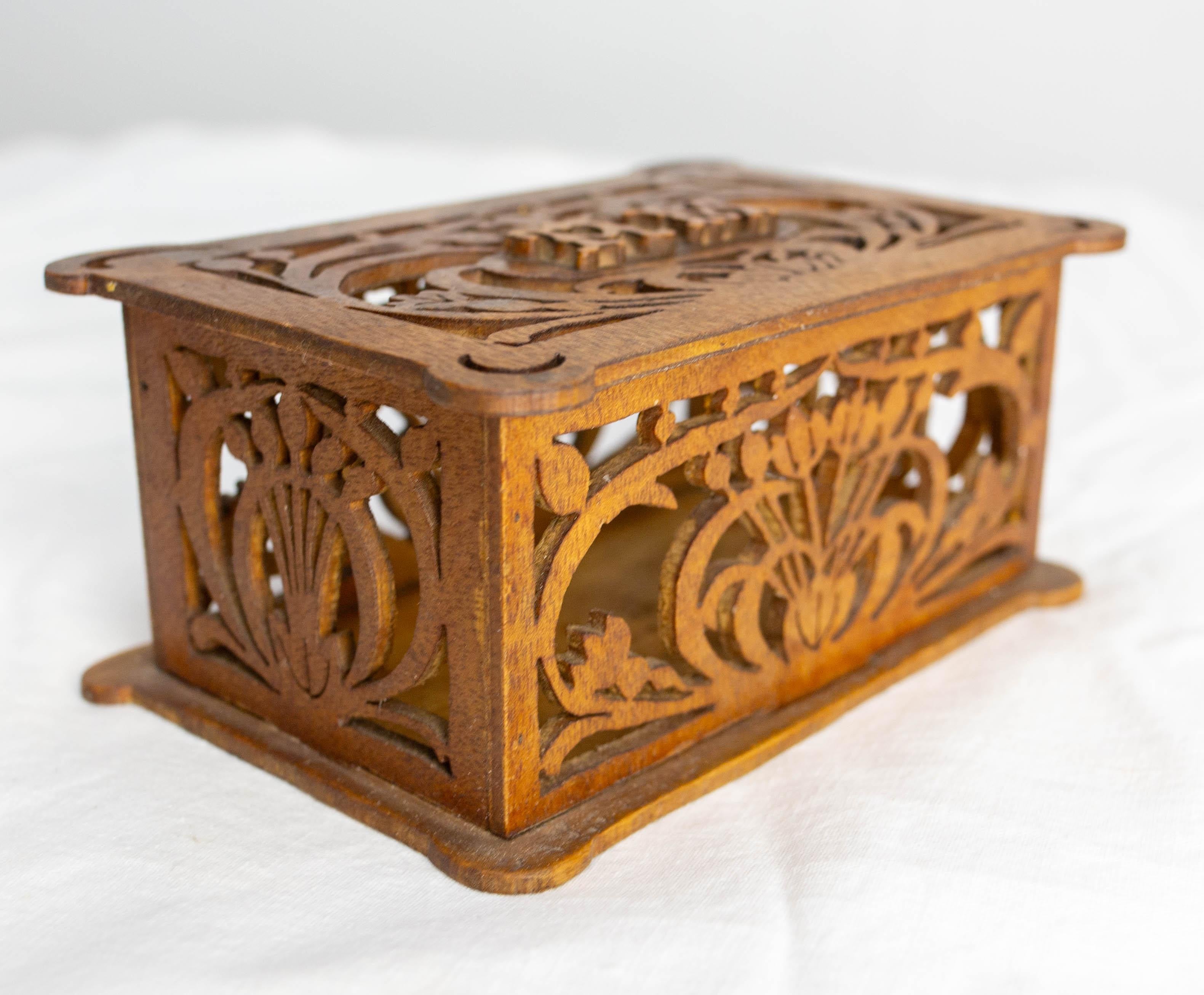 Francese Scatola in legno francese Art Nouveau con pannelli traforati, circa 1900 in vendita