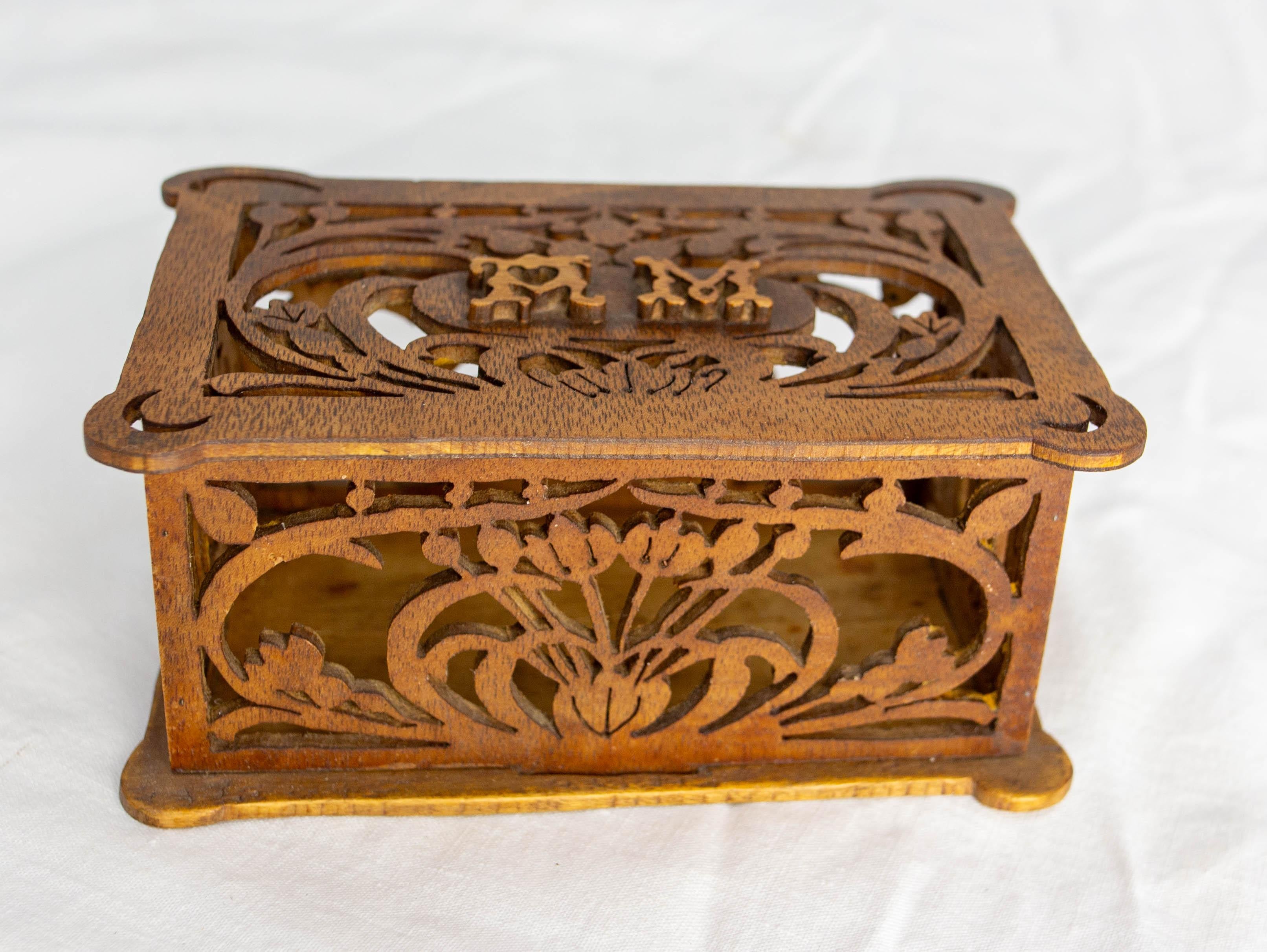 Scatola in legno francese Art Nouveau con pannelli traforati, circa 1900 In condizioni buone in vendita a Labrit, Landes