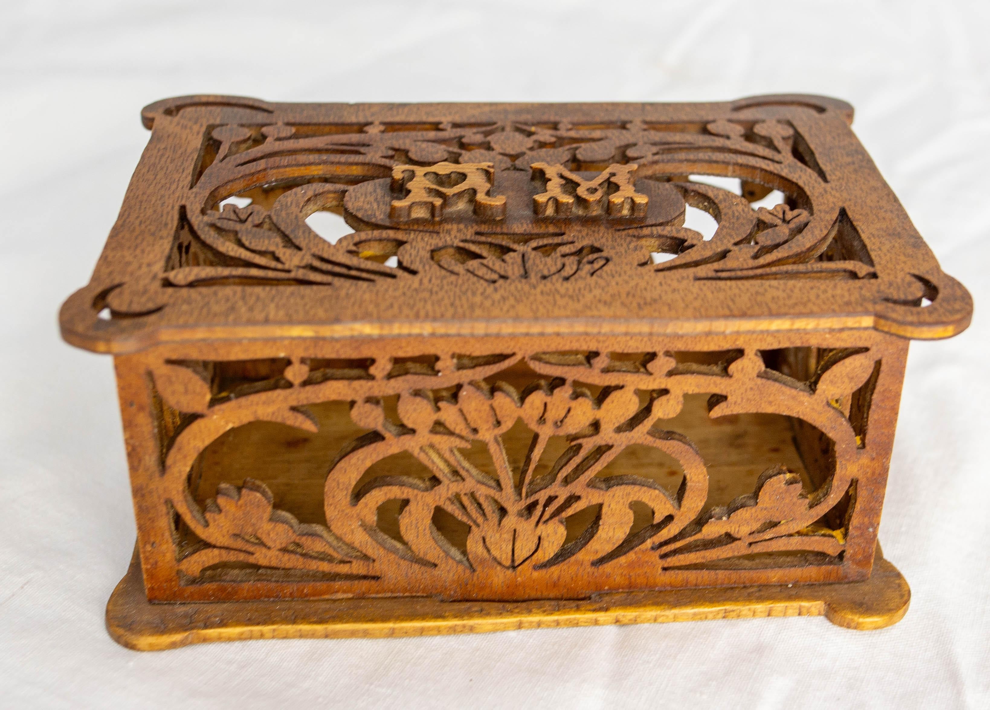 XX secolo Scatola in legno francese Art Nouveau con pannelli traforati, circa 1900 in vendita