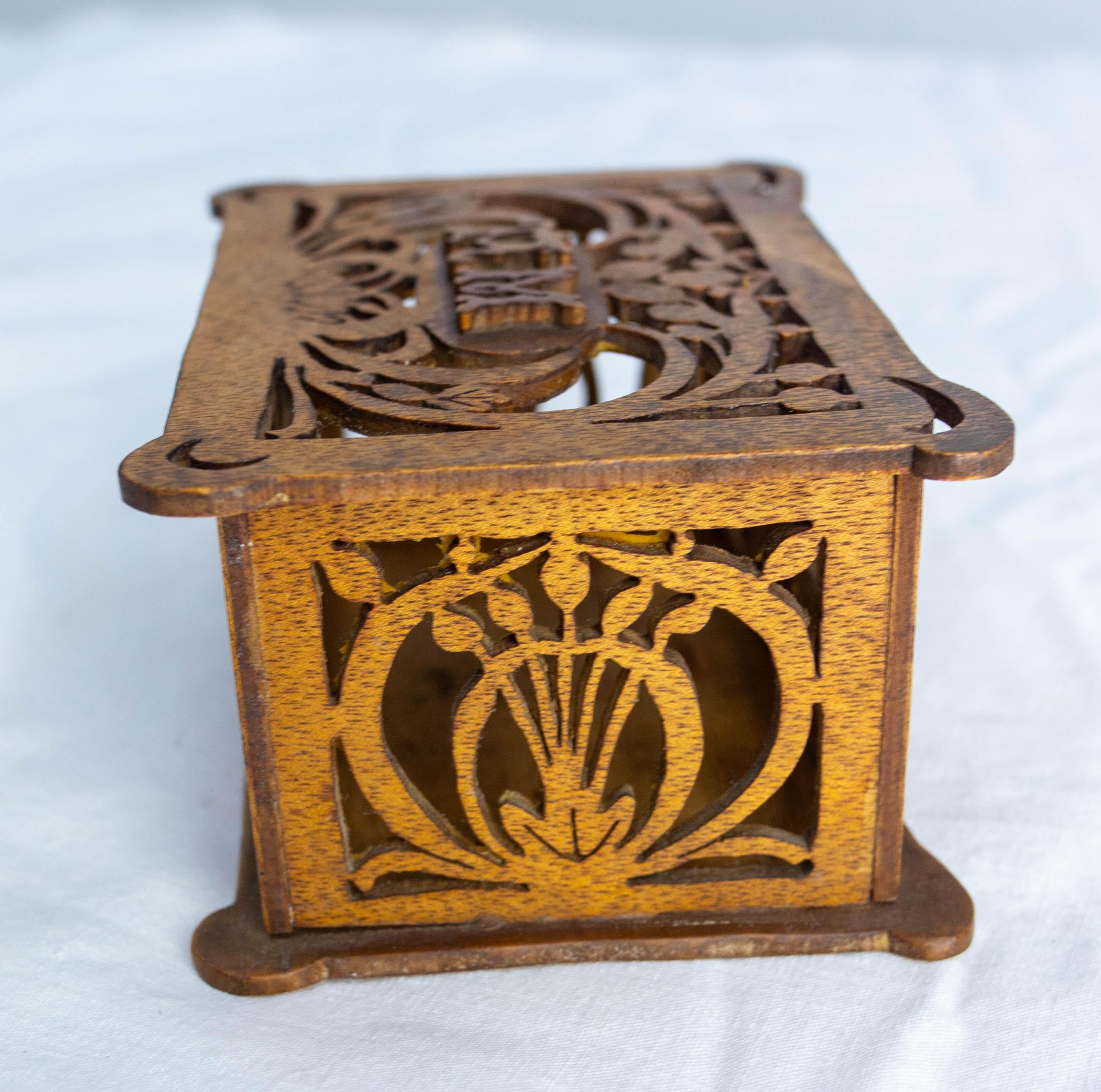 Legno Scatola in legno francese Art Nouveau con pannelli traforati, circa 1900 in vendita