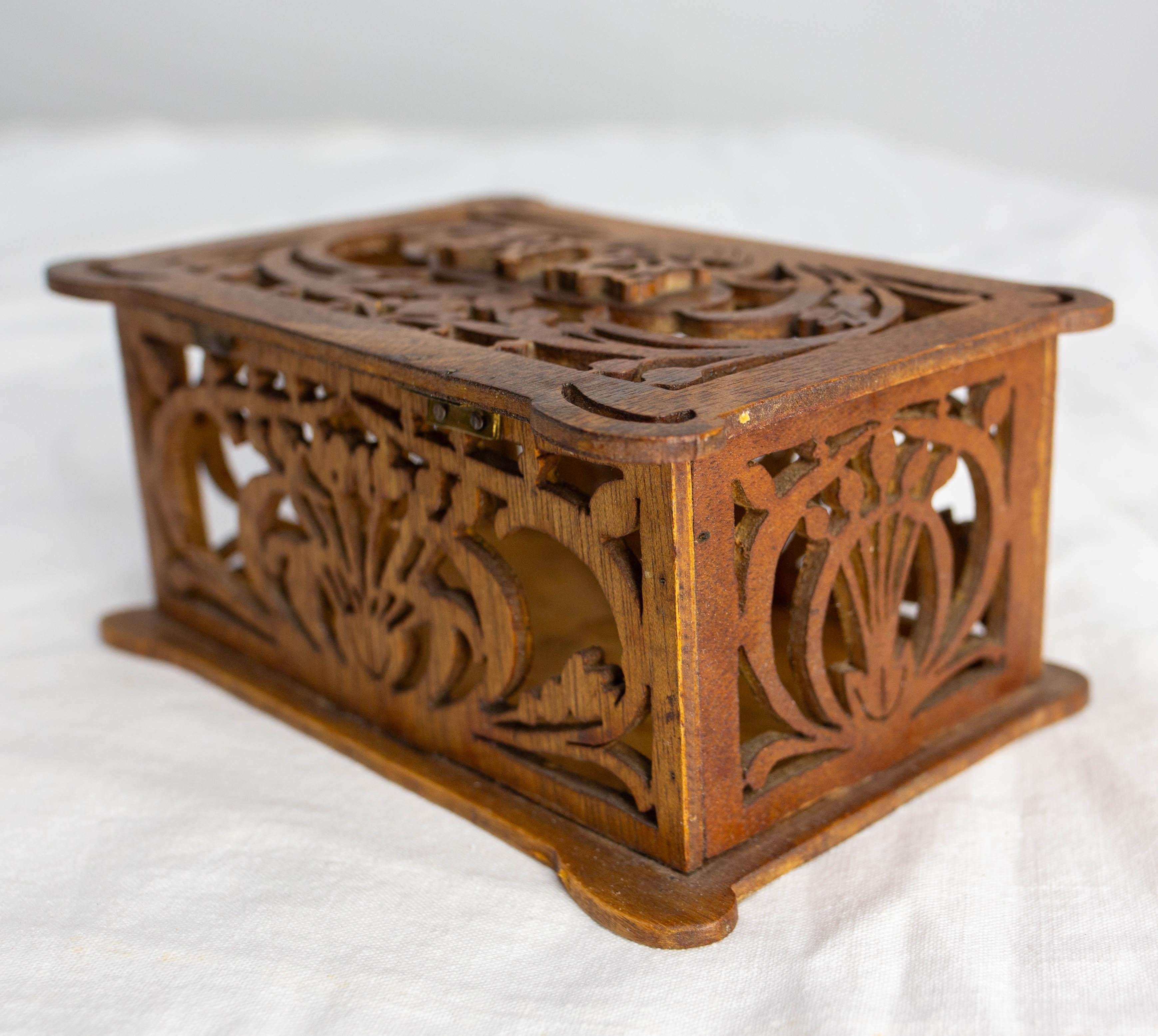 Scatola in legno francese Art Nouveau con pannelli traforati, circa 1900 in vendita 1