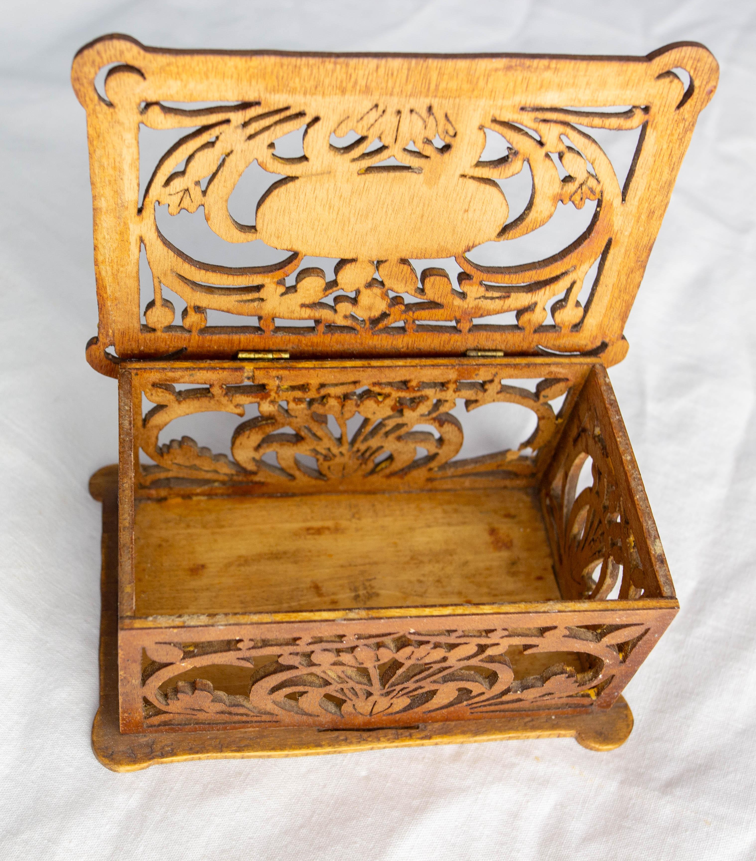 Scatola in legno francese Art Nouveau con pannelli traforati, circa 1900 in vendita 3