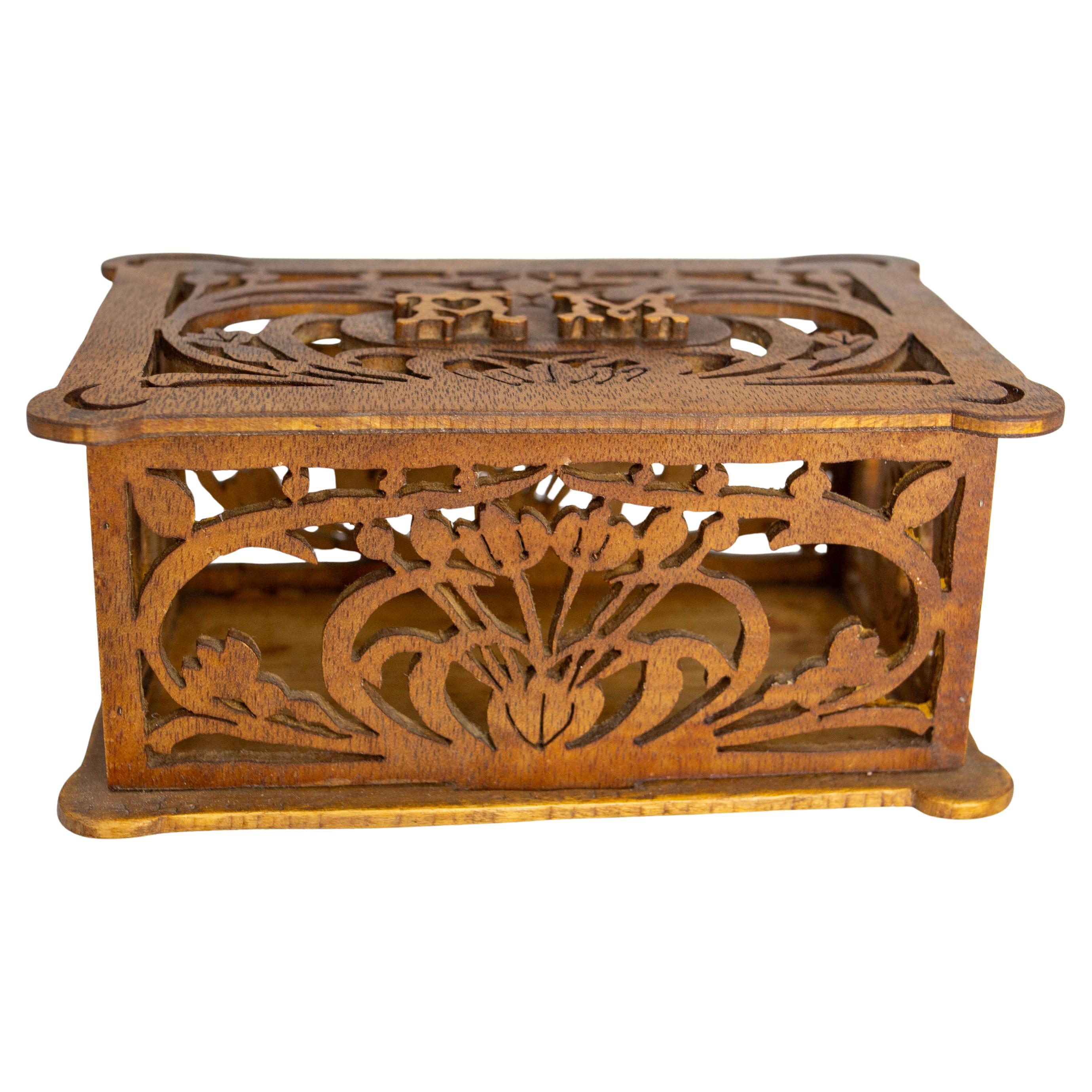Scatola in legno francese Art Nouveau con pannelli traforati, circa 1900 in vendita