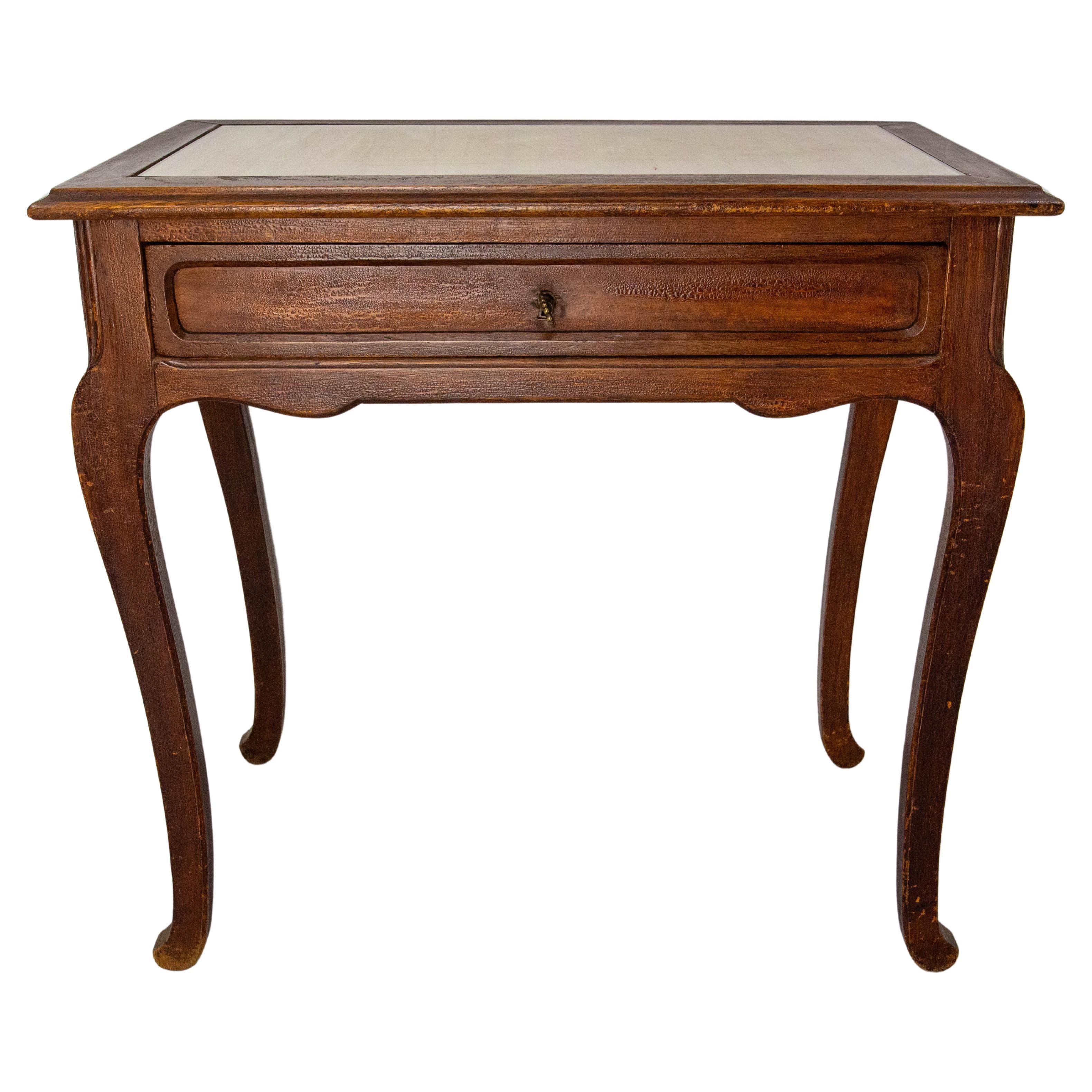 Antiker französischer Beistell- oder Schreibtisch aus Holz und Glas, um 1920.
Aus der Zeit des Jugendstils: Die Beine sind typisch für die Linien dieser von der Natur inspirierten Kunstrichtung.
Der Lack des Tisches ist das Original und verleiht dem