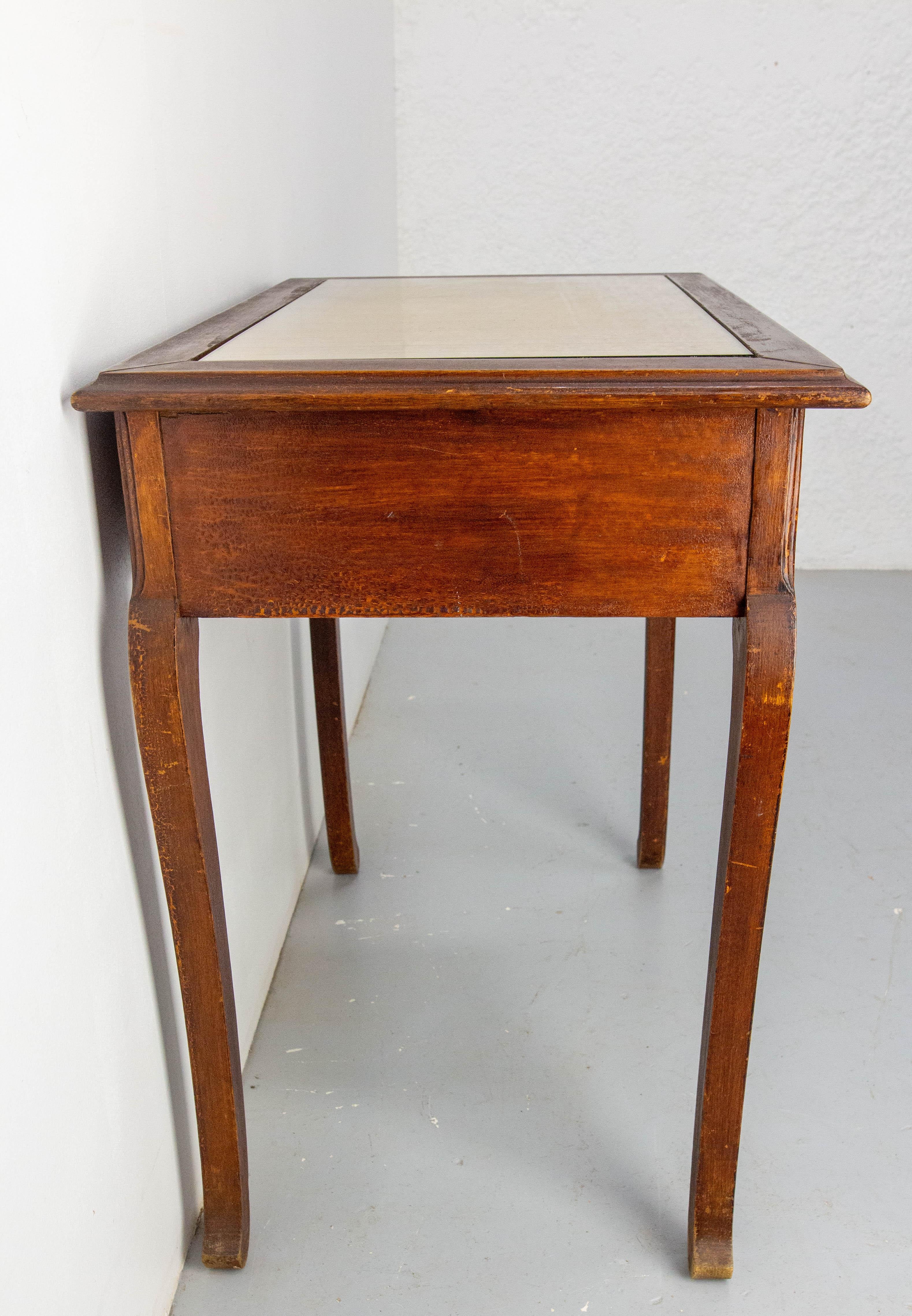 Französischer Jugendstil-Schreibtisch aus Holz mit Glasplatte und einer Schublade, um 1920 im Zustand „Gut“ im Angebot in Labrit, Landes