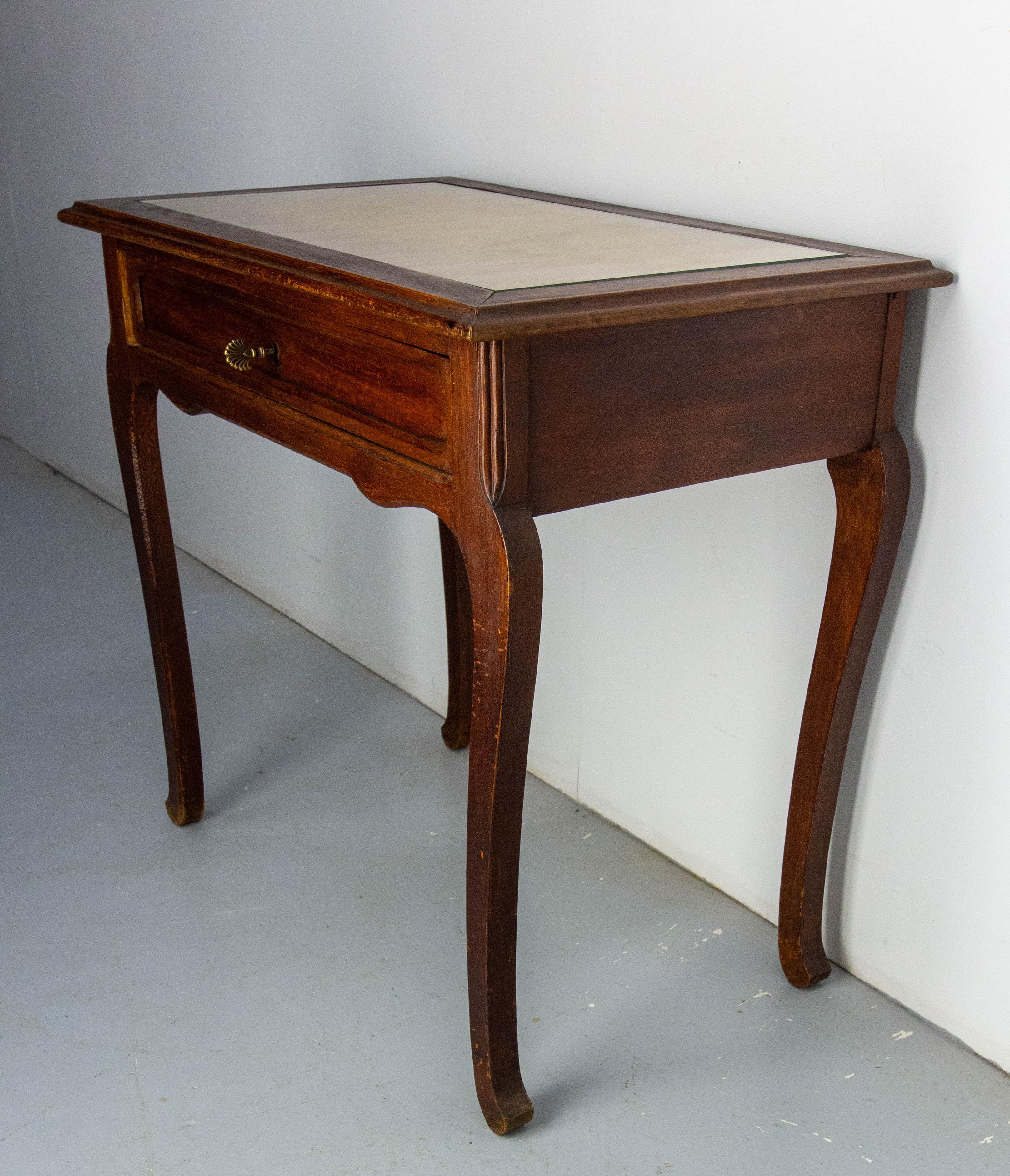 Französischer Jugendstil-Schreibtisch aus Holz mit Glasplatte und einer Schublade, um 1920 im Angebot 1