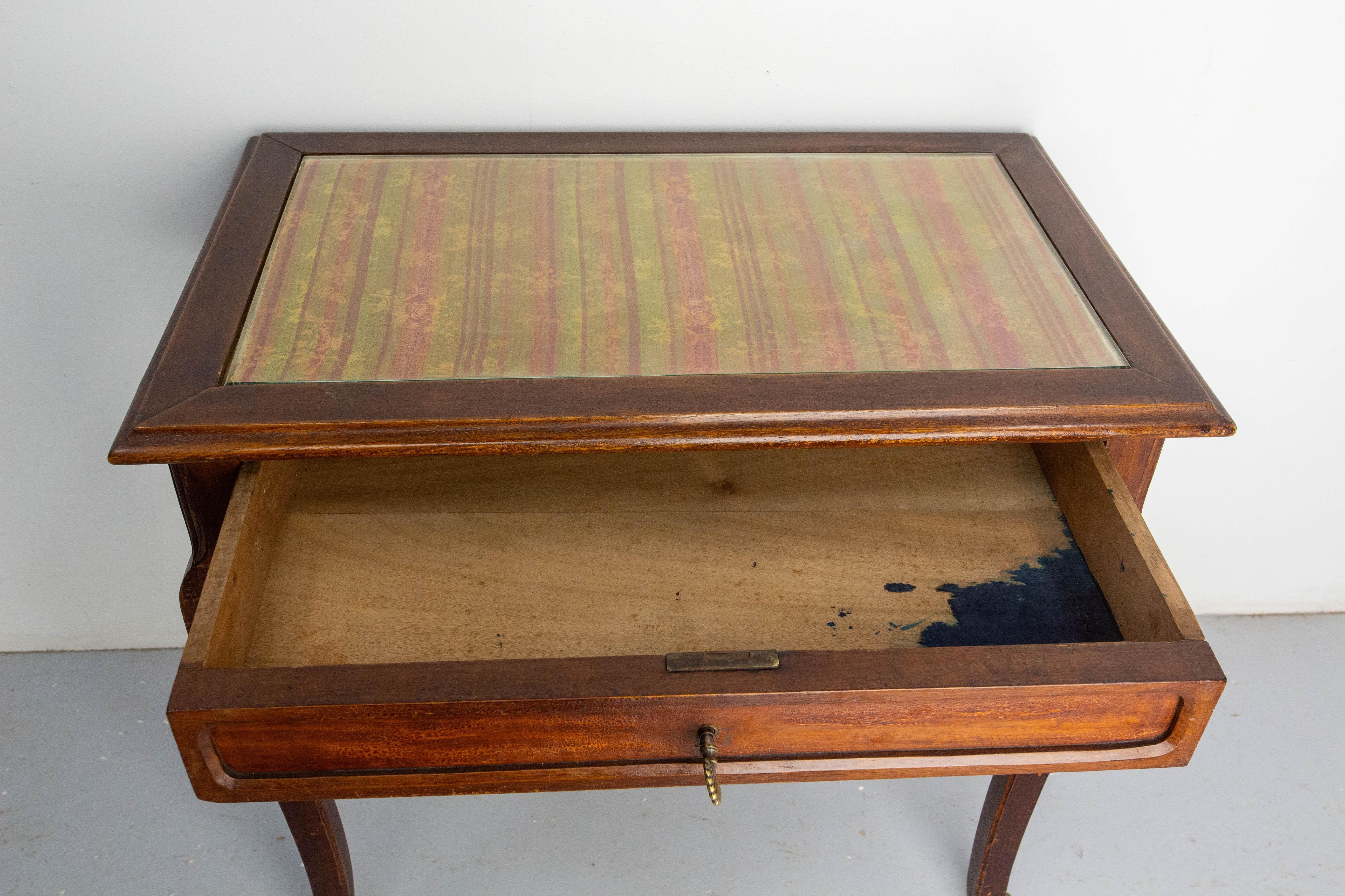 Französischer Jugendstil-Schreibtisch aus Holz mit Glasplatte und einer Schublade, um 1920 im Angebot 3