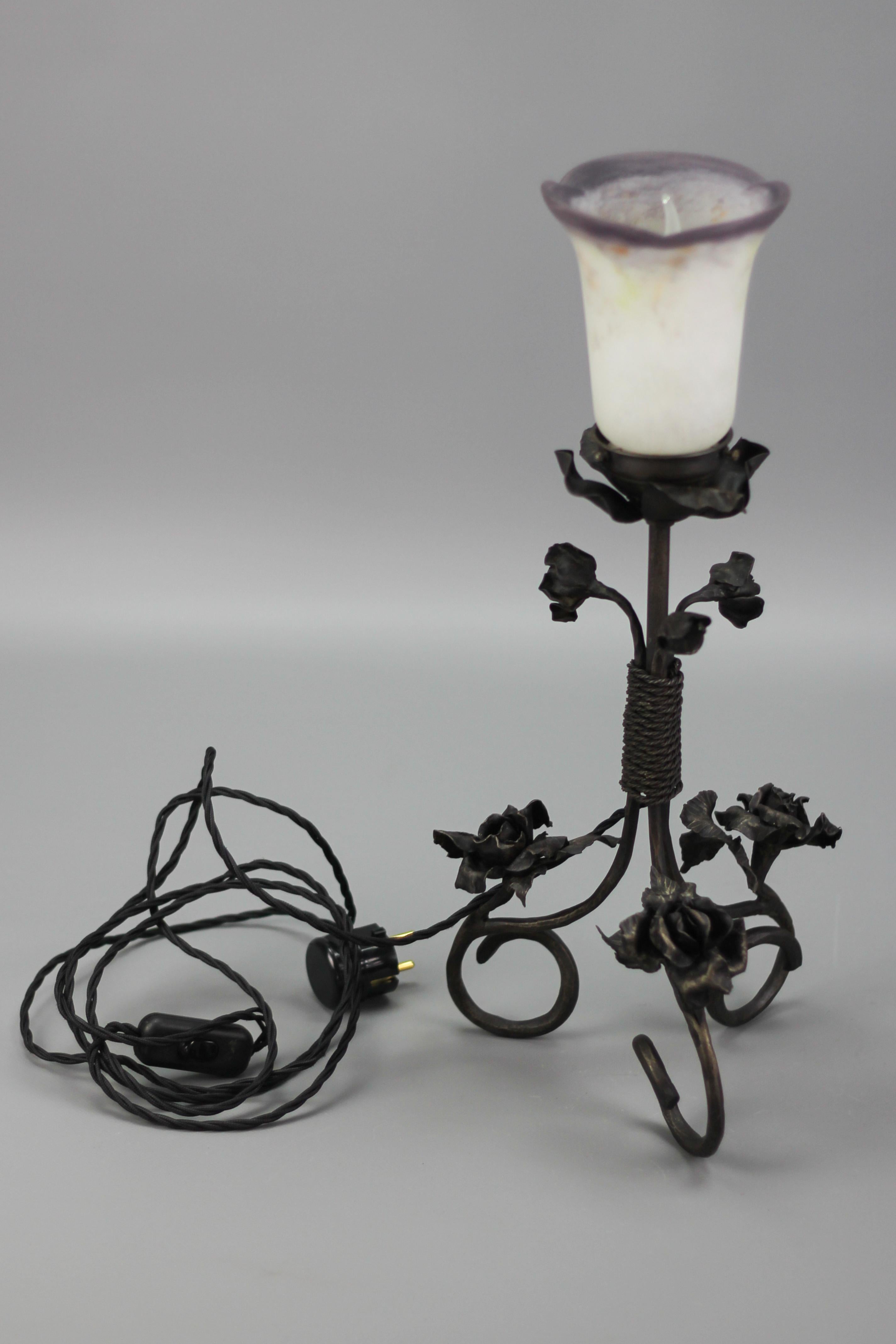 French Art Nouveau Wrought Iron and Pâte de Verre Glass Table Lamp with Roses For Sale 6