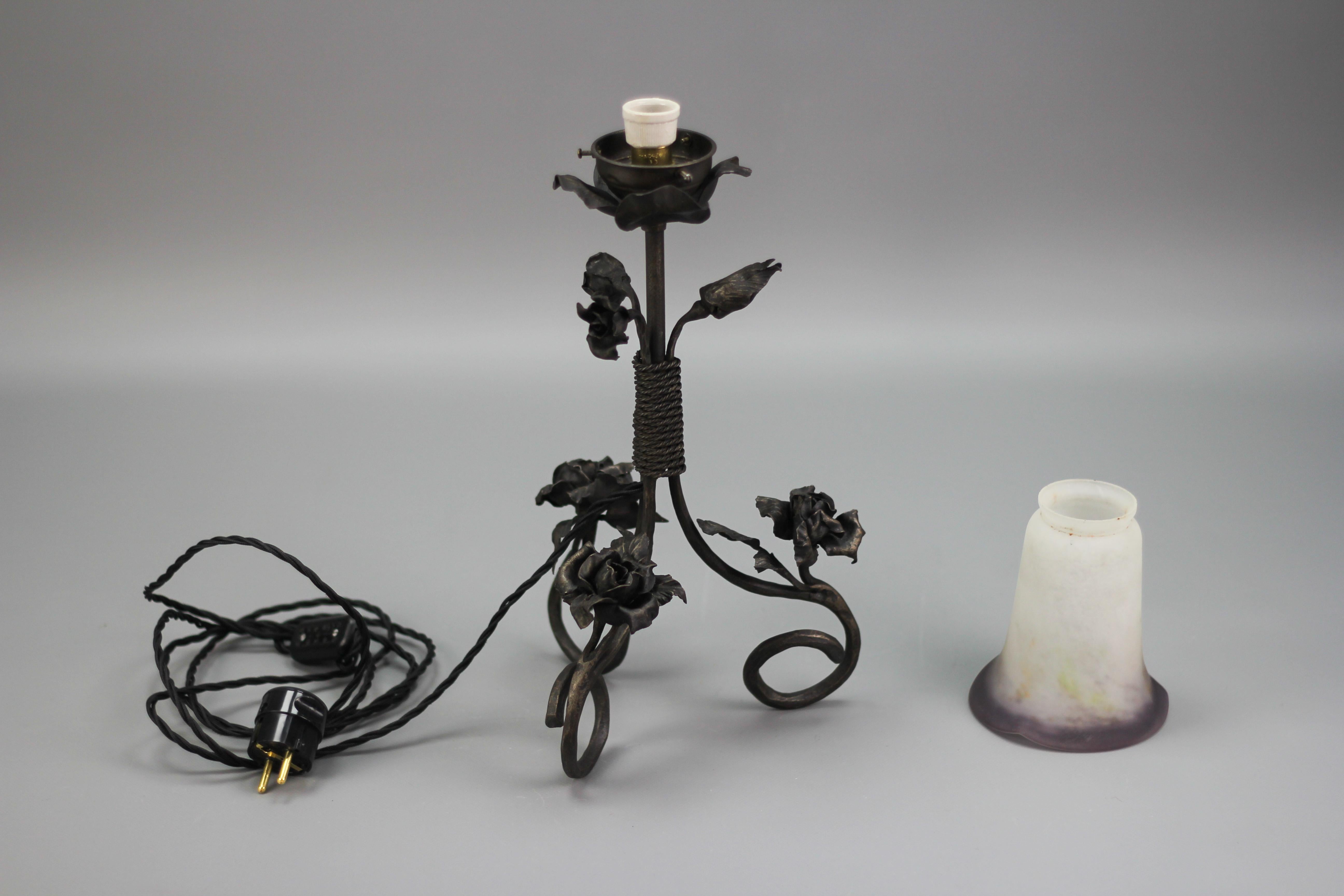 French Art Nouveau Wrought Iron and Pâte de Verre Glass Table Lamp with Roses For Sale 7
