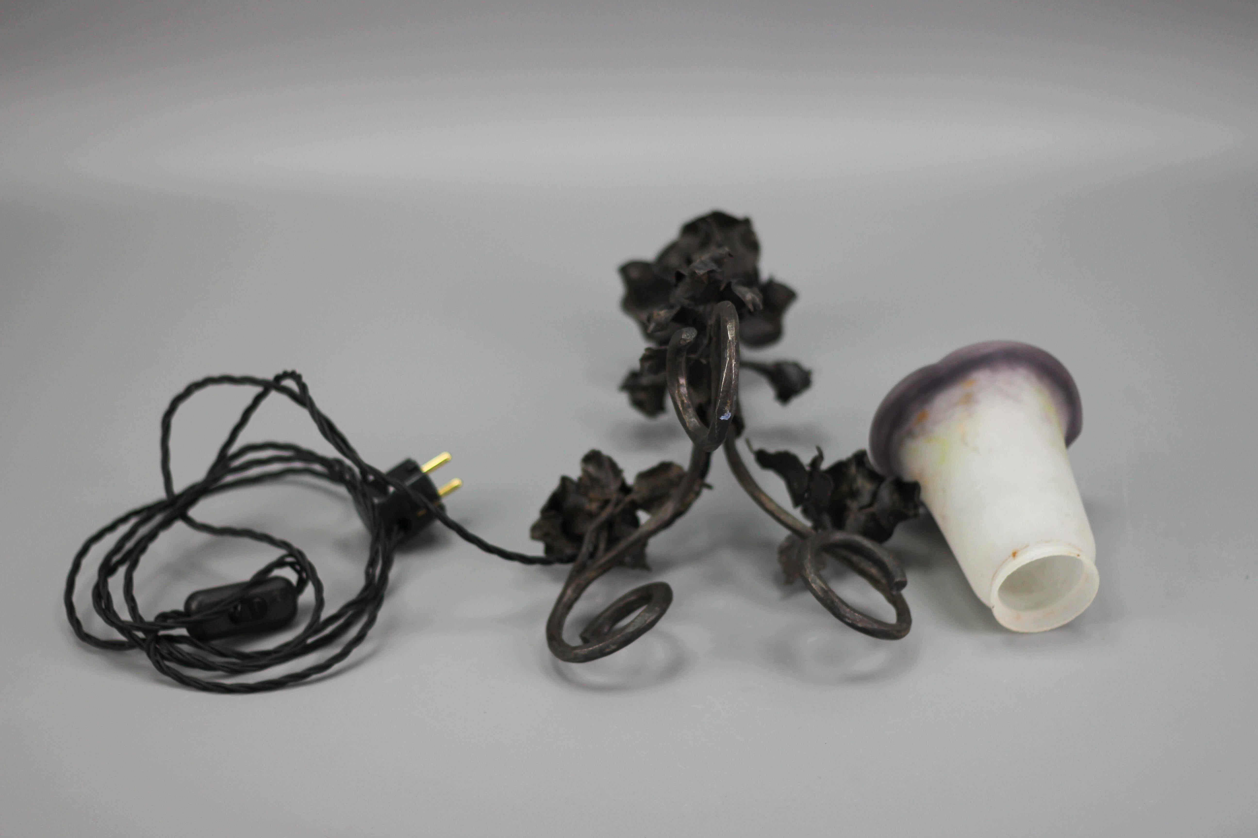 French Art Nouveau Wrought Iron and Pâte de Verre Glass Table Lamp with Roses For Sale 9