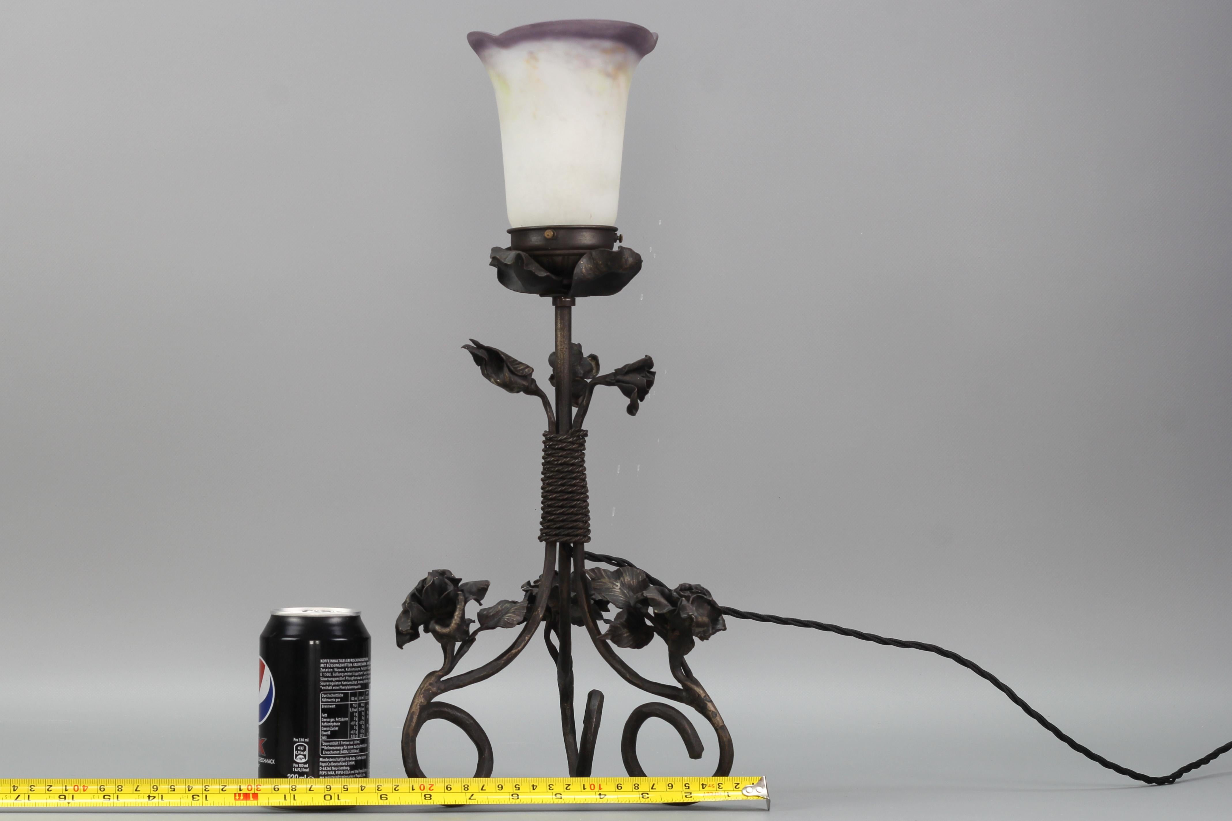 French Art Nouveau Wrought Iron and Pâte de Verre Glass Table Lamp with Roses For Sale 13