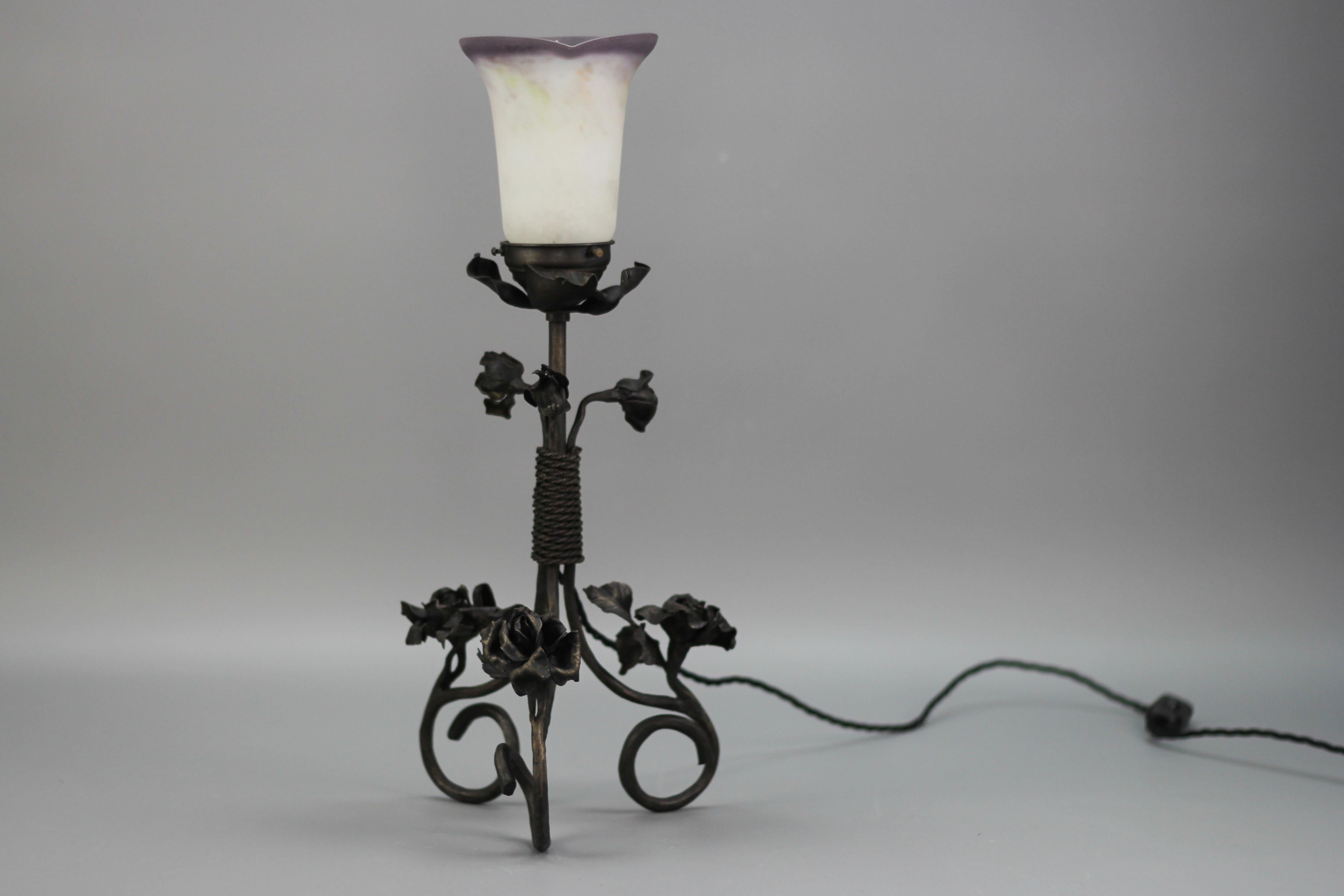 French Art Nouveau Wrought Iron and Pâte de Verre Glass Table Lamp with Roses For Sale 14