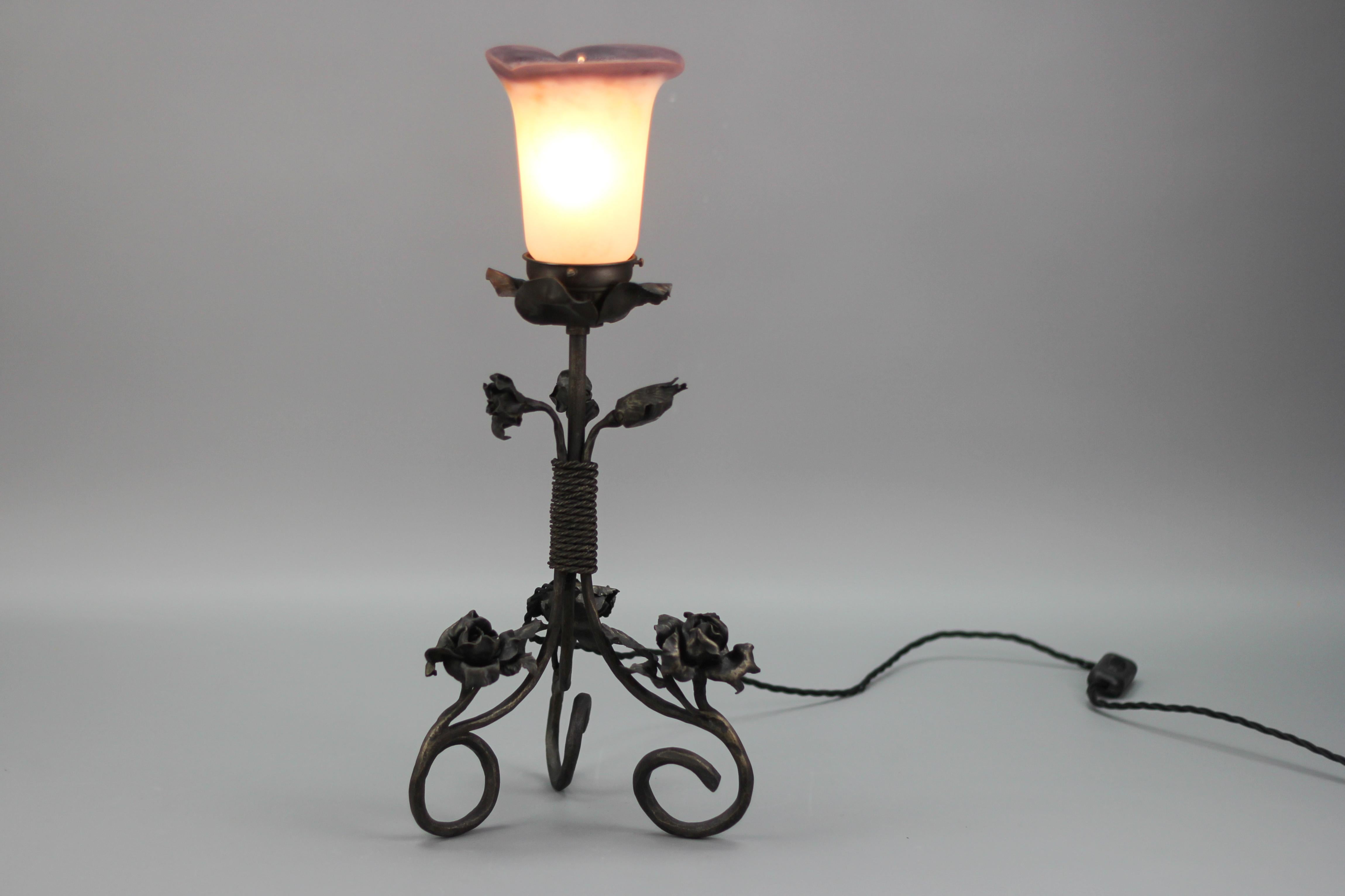 French Art Nouveau Wrought Iron and Pâte de Verre Glass Table Lamp with Roses For Sale 16