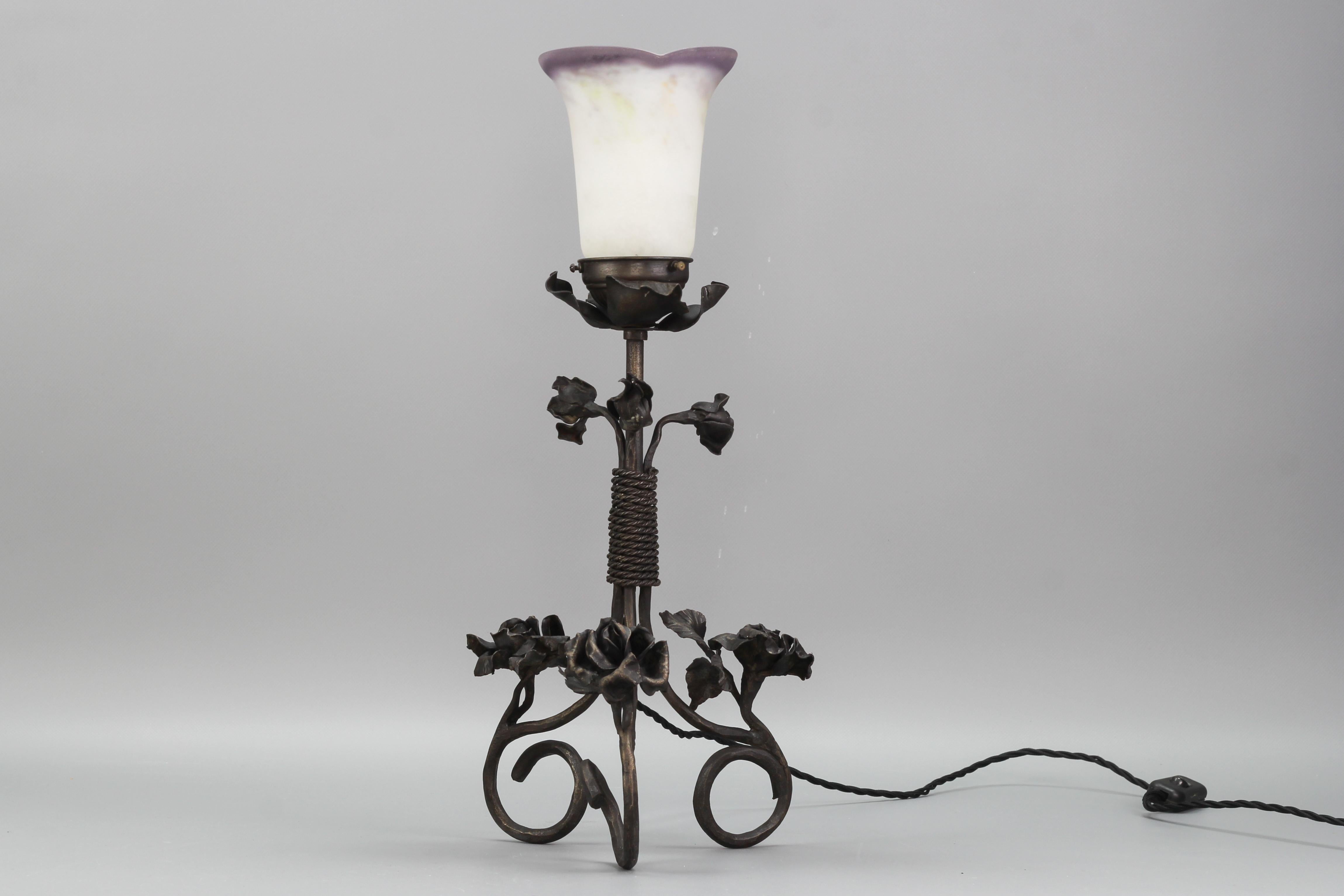 French Art Nouveau Wrought Iron and Pâte de Verre Glass Table Lamp with Roses In Good Condition For Sale In Barntrup, DE