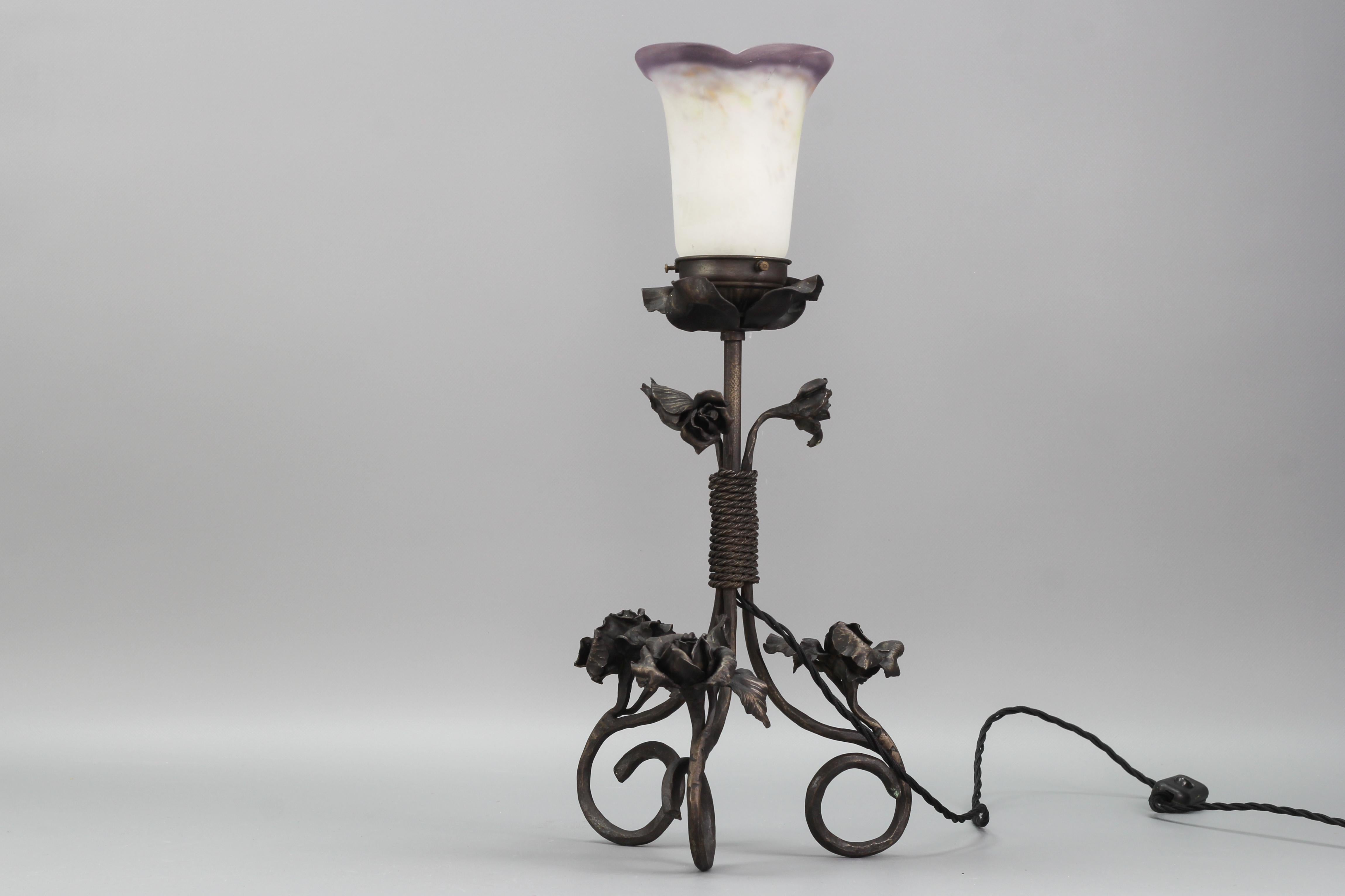 Mid-20th Century French Art Nouveau Wrought Iron and Pâte de Verre Glass Table Lamp with Roses For Sale