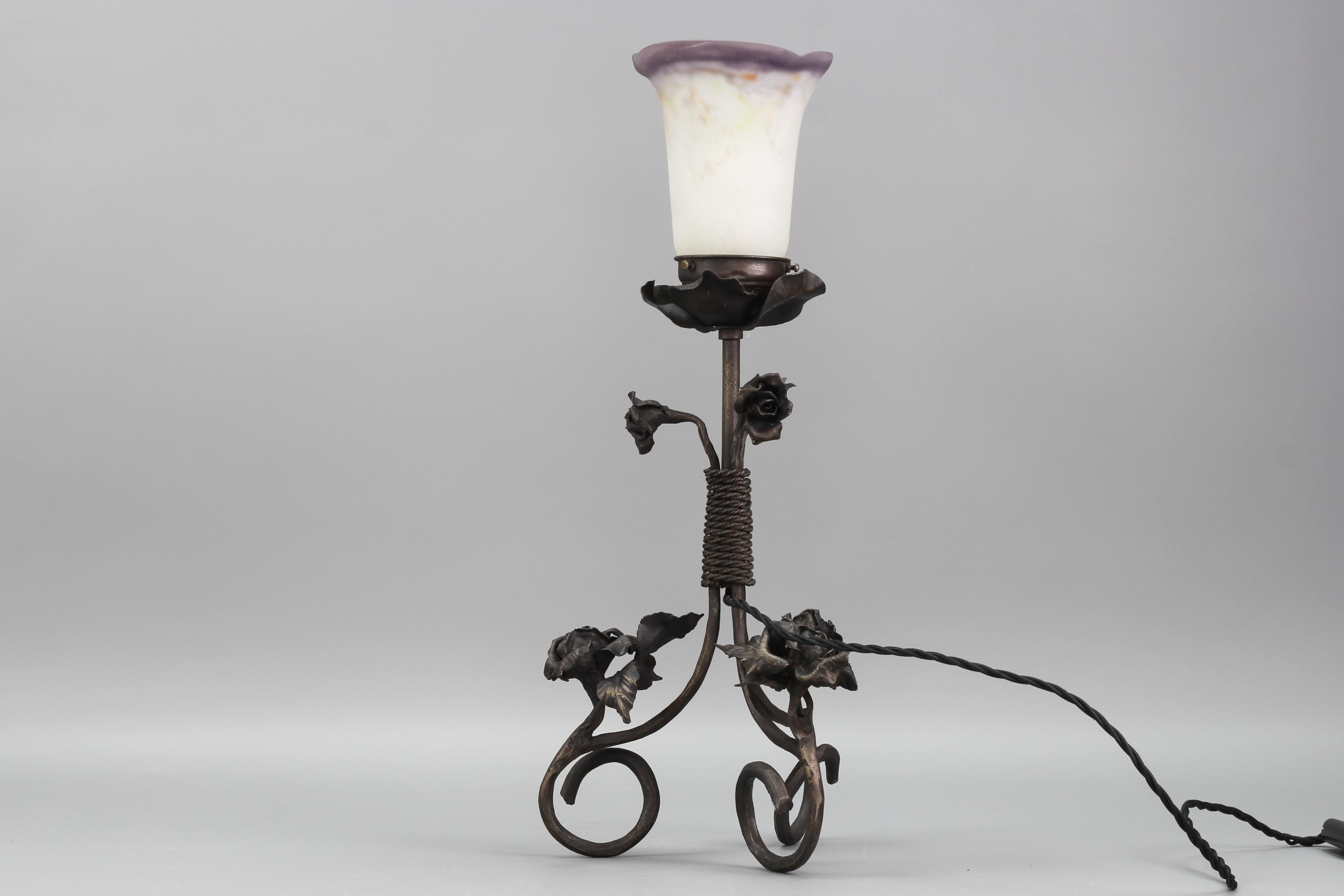 French Art Nouveau Wrought Iron and Pâte de Verre Glass Table Lamp with Roses For Sale 1