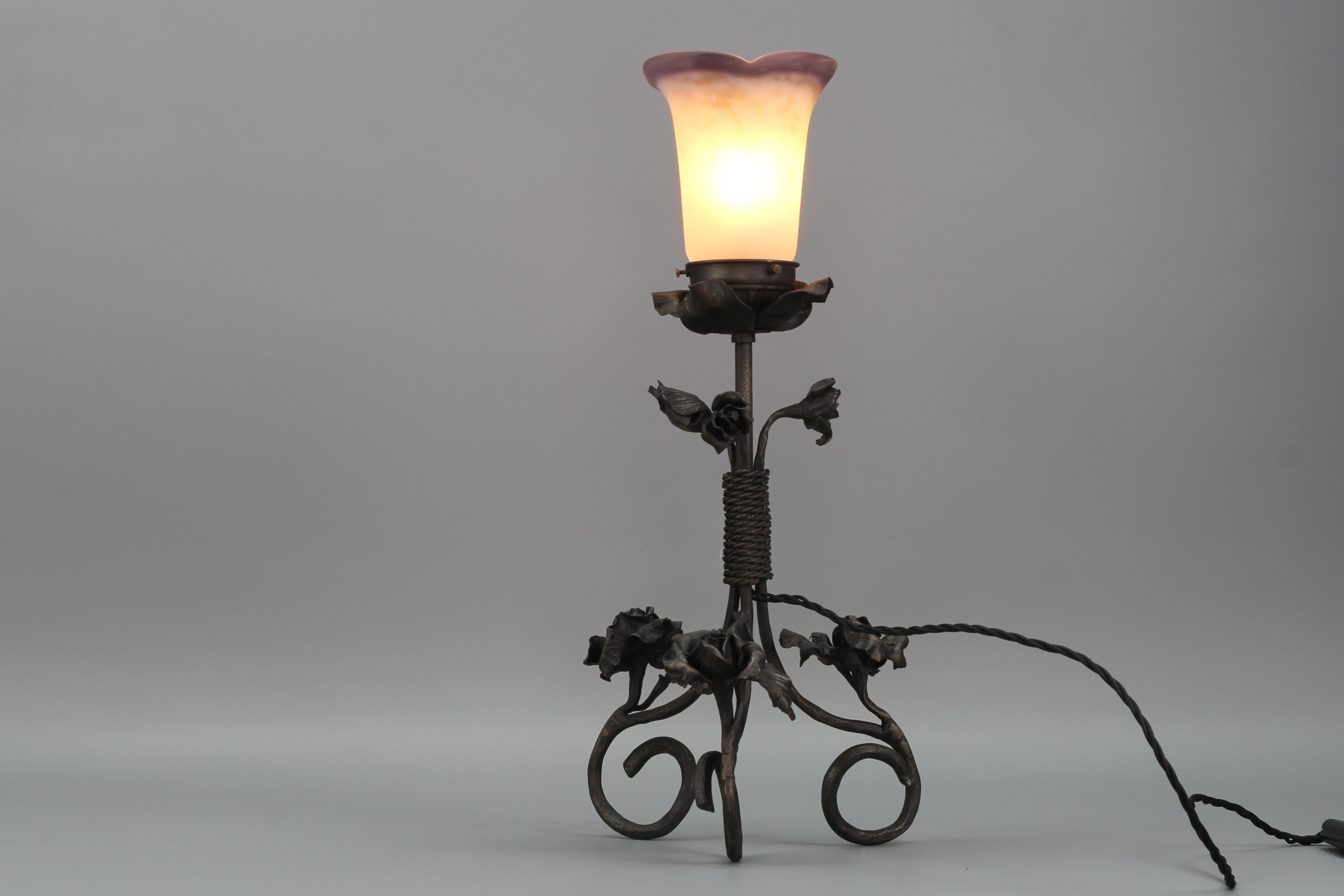 French Art Nouveau Wrought Iron and Pâte de Verre Glass Table Lamp with Roses For Sale 3