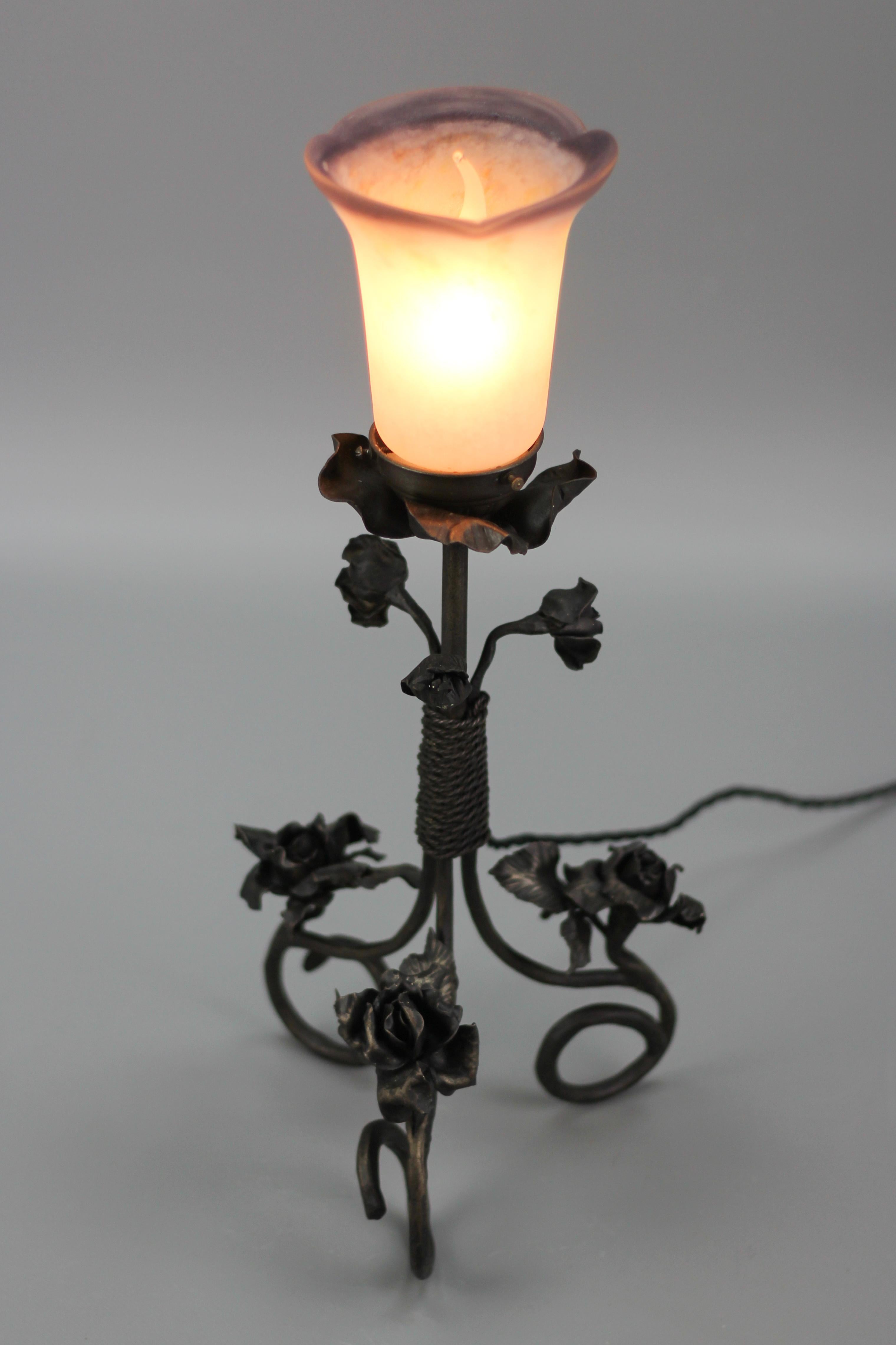 French Art Nouveau Wrought Iron and Pâte de Verre Glass Table Lamp with Roses For Sale 4