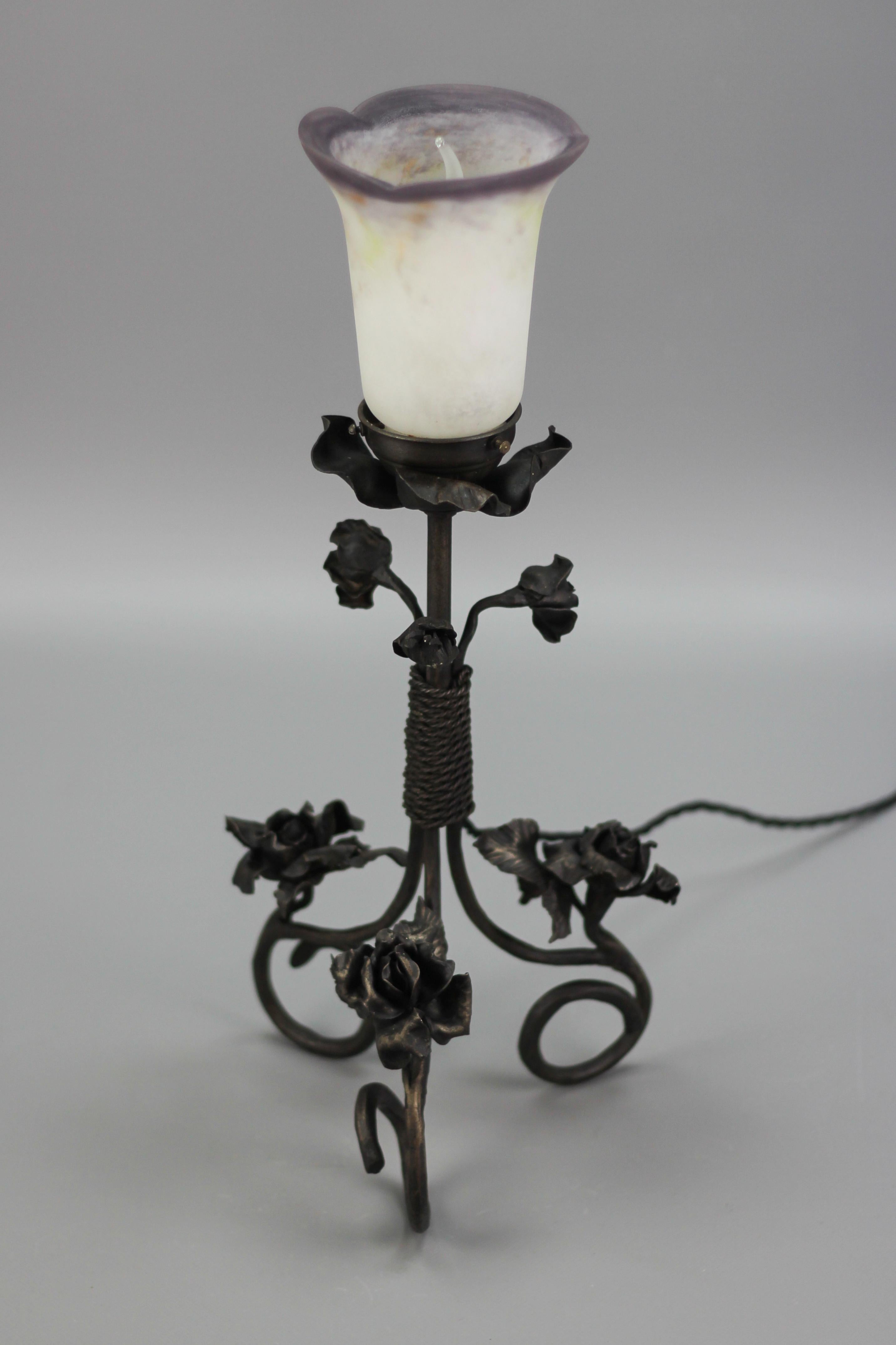 French Art Nouveau Wrought Iron and Pâte de Verre Glass Table Lamp with Roses For Sale 5