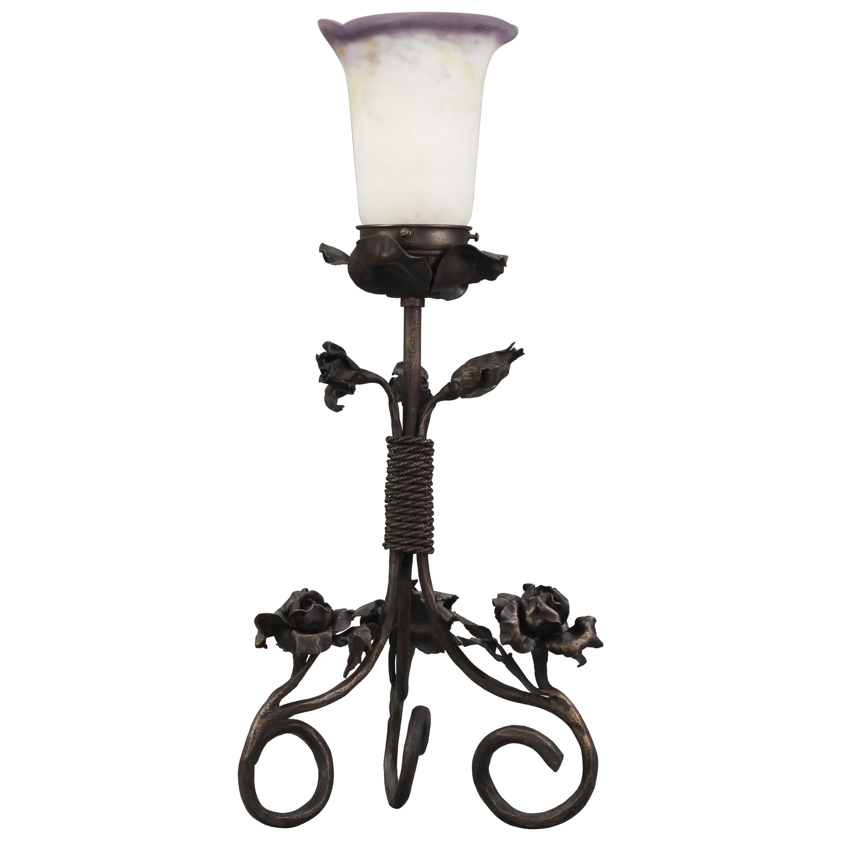 Französische Jugendstil-Tischlampe aus Schmiedeeisen und Pâte de Verre-Glas mit Rosen