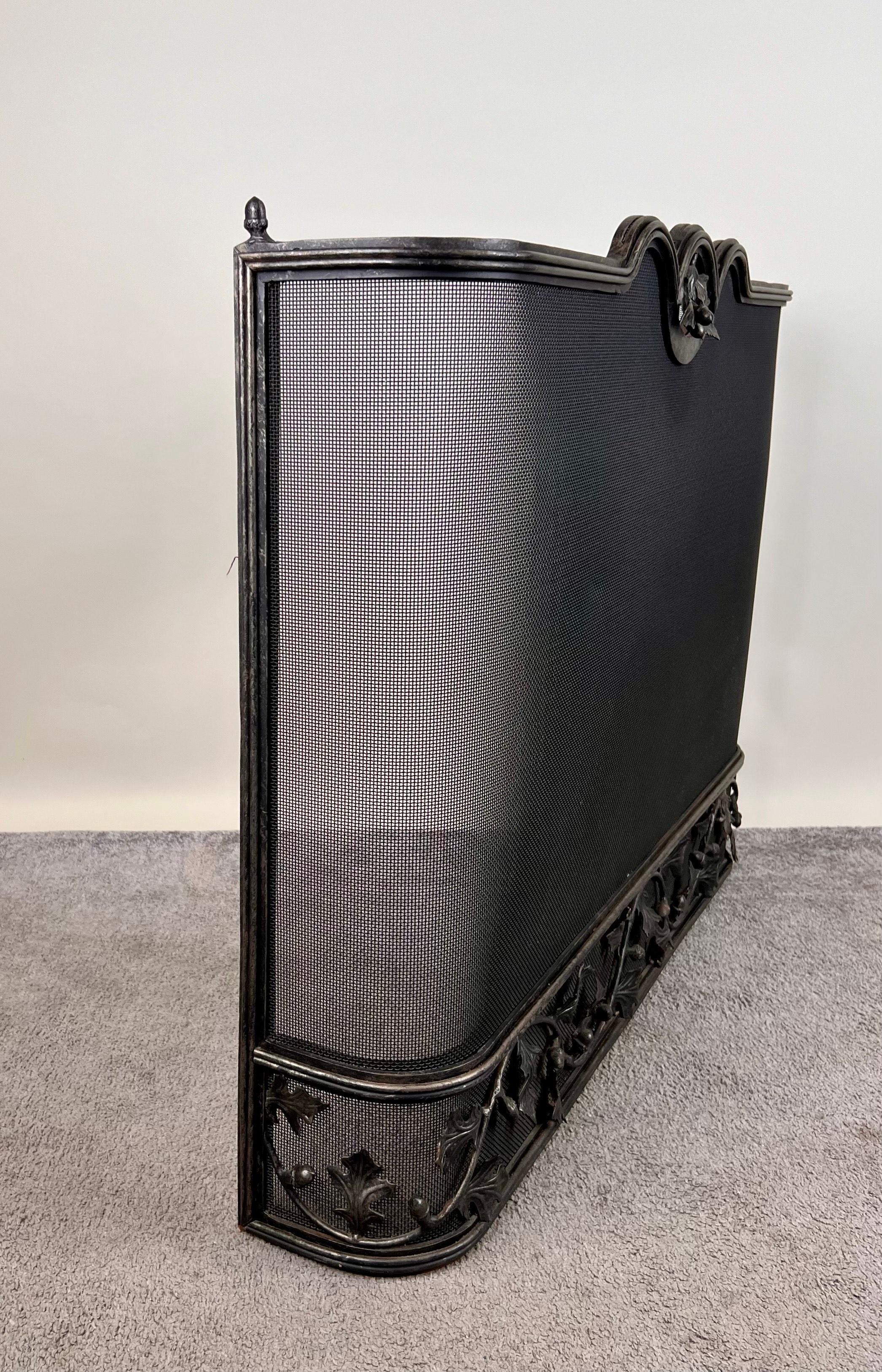 
Cette élégante Eleg du début des années 1900  Écran de cheminée en fer forgé de style Art Nouveau,  dégage un air de sophistication intemporelle. La cheminée robuste présente des motifs floraux et viticoles complexes gracieusement rendus le long du