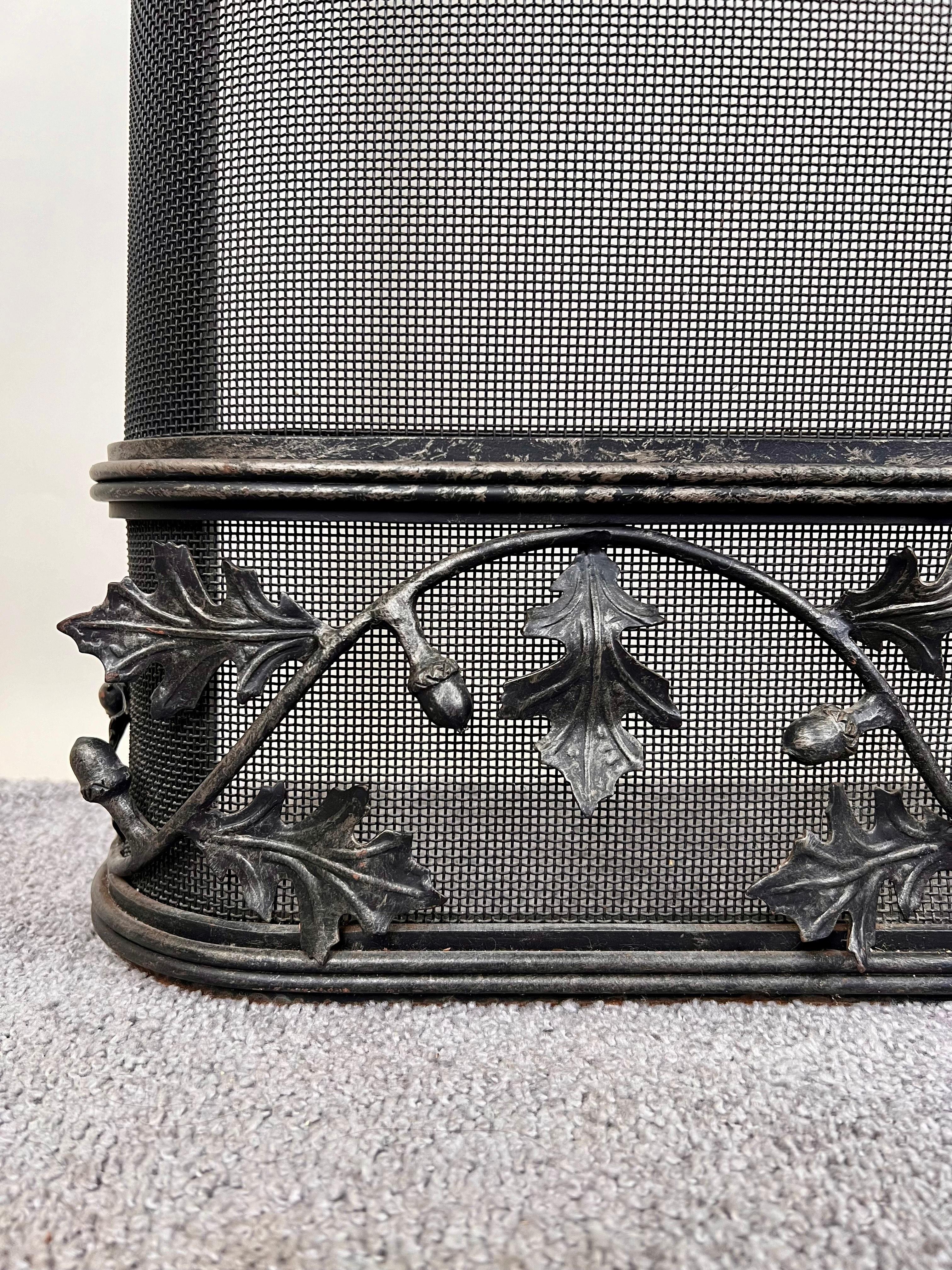 Pare-feu Art Nouveau français en fer forgé Bon état - En vente à Plainview, NY