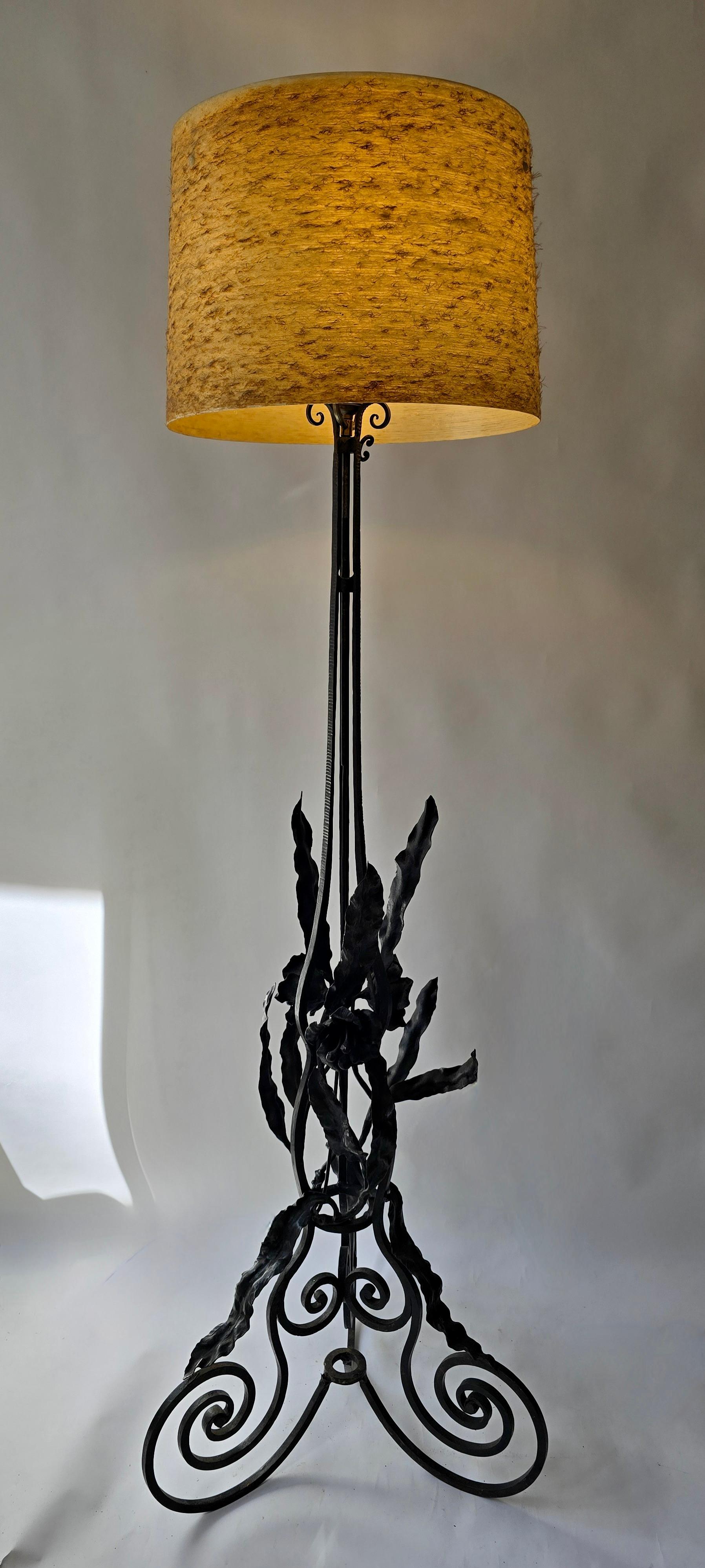French Art Nouveau Wrought Iron Floor Lamp, circa 1920

Elegant French wrought iron floor lamp, hand-forged with intricate floral and leaf motifs, circa 1920. This sculptural piece embodies the refined elegance of the Art Nouveau tradition, where