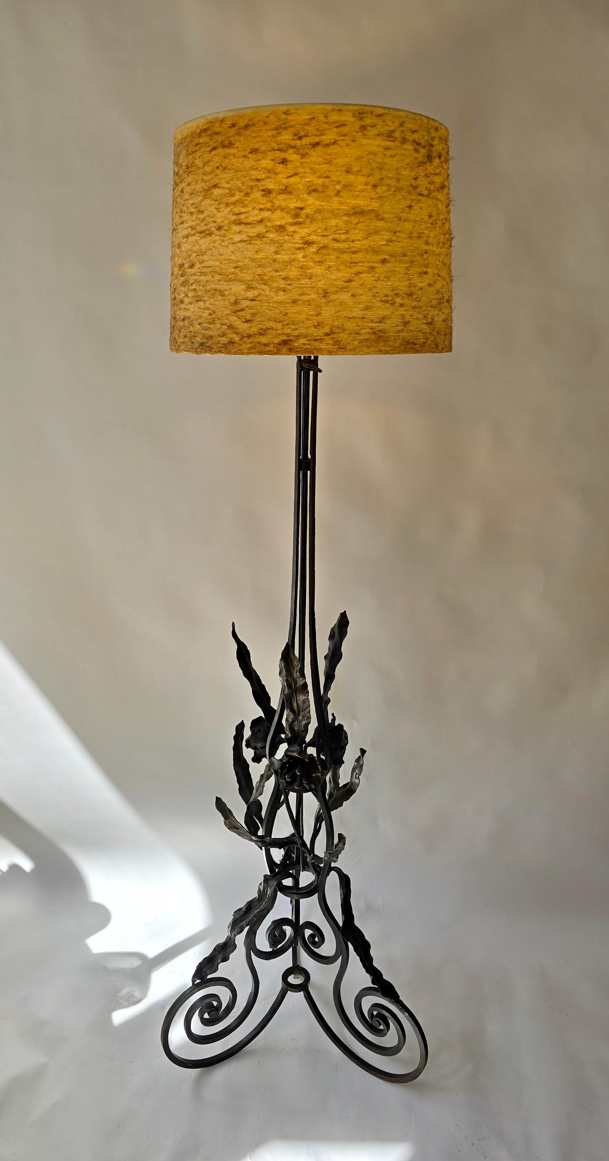 French Art Nouveau Wrought Iron Floor Lamp, circa 1920 In Good Condition For Sale In Antwerp, BE