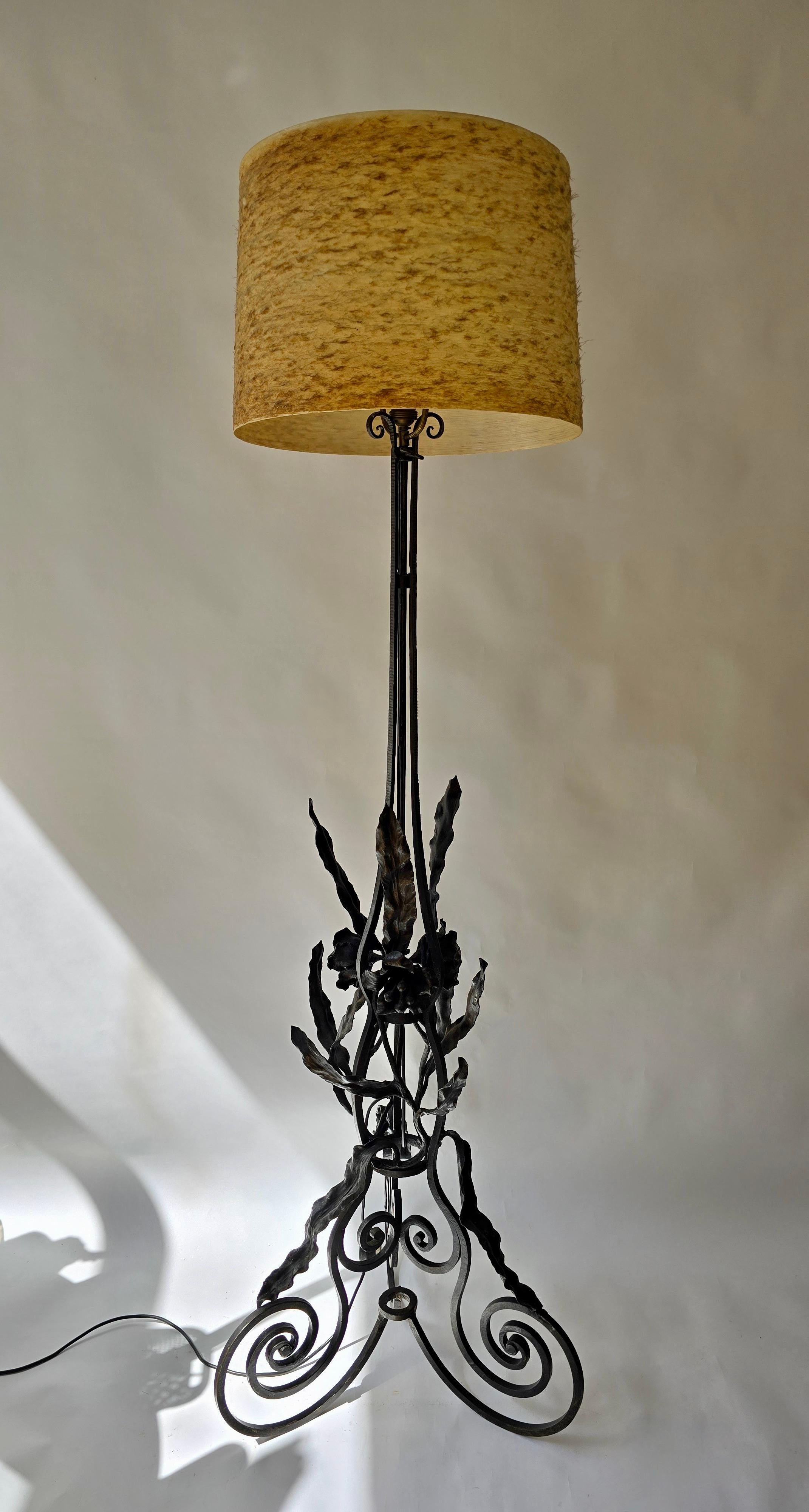 French Art Nouveau Wrought Iron Floor Lamp, circa 1920 For Sale 1