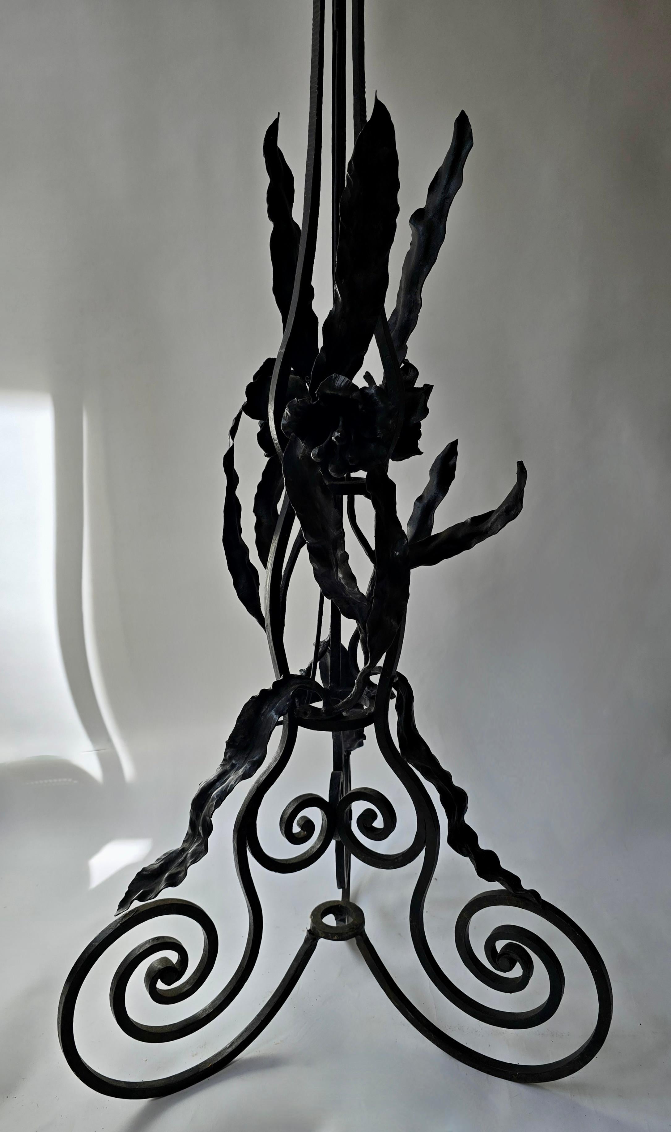 French Art Nouveau Wrought Iron Floor Lamp, circa 1920 For Sale 2