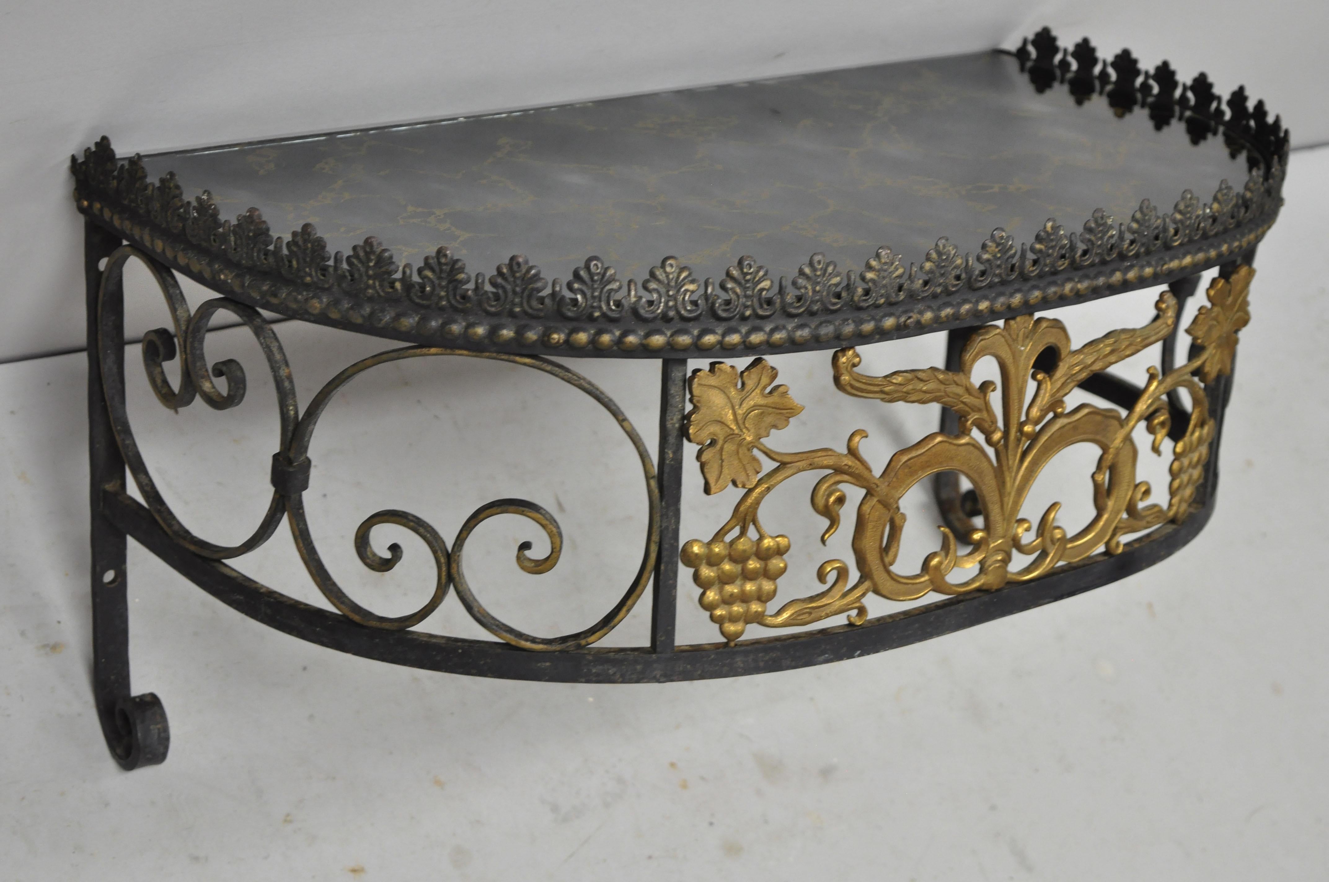 Antique table console murale Art Nouveau français en fer forgé et verre avec feuilles d'érable en vigne. Cet article présente un plateau en verre églomisé demi-rond, un cadre en fer forgé à volutes, un design en érable et en vigne, une construction