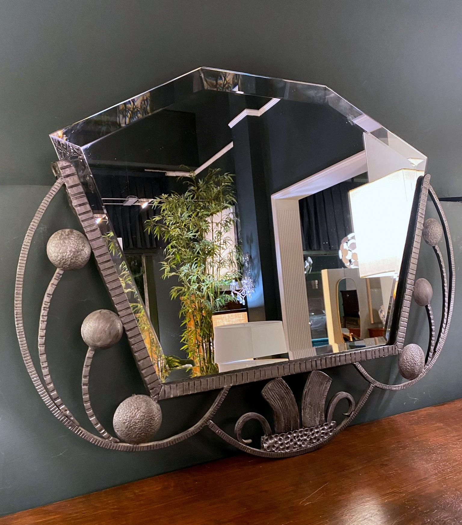 Specchio francese Art Nouveau in ferro battuto con vetro smussato in vendita 12