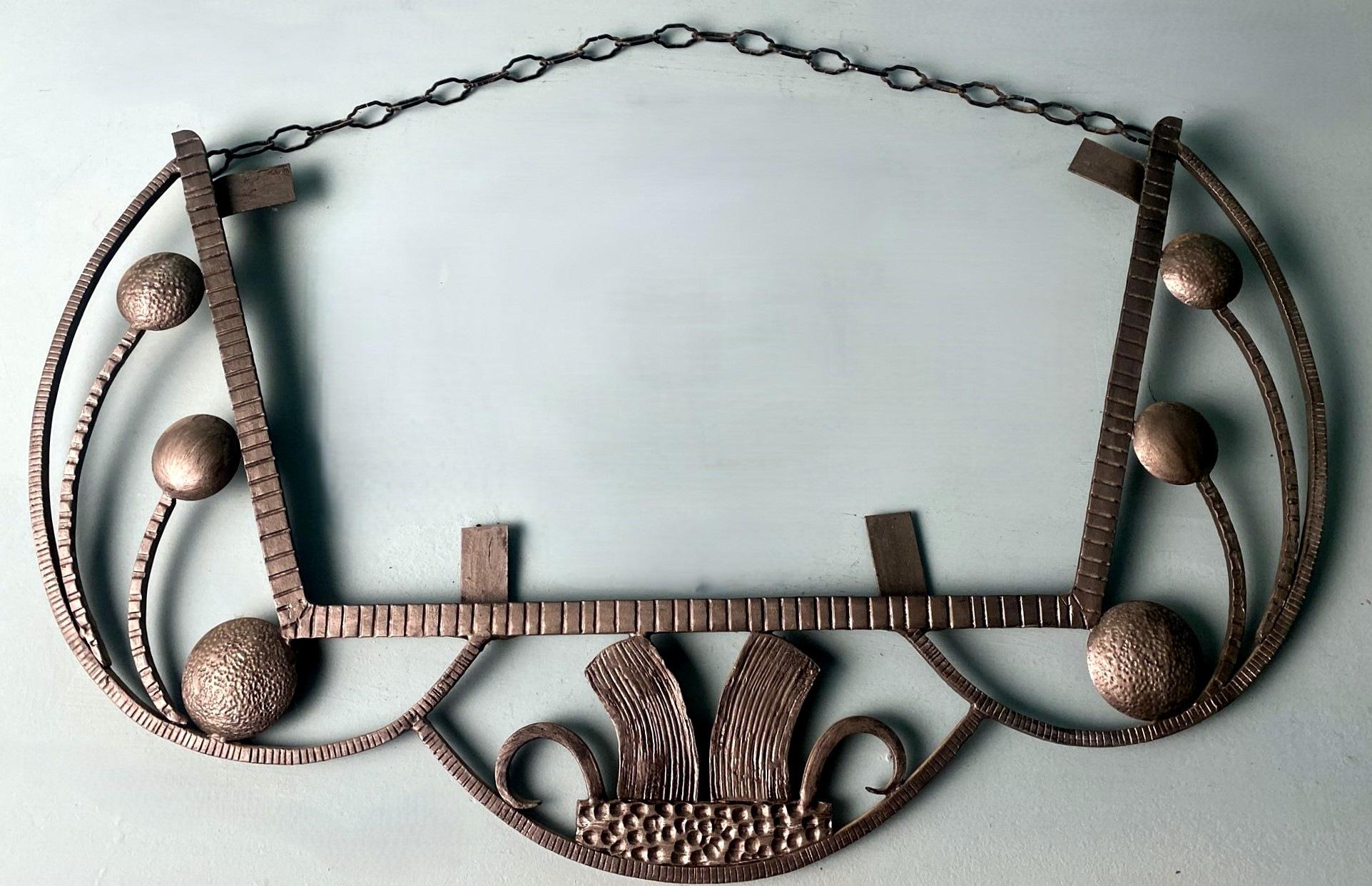 Ti invitiamo a leggere la descrizione completa, in quanto forniamo informazioni tecniche e storiche dettagliate per garantire l'autenticità dei nostri articoli.
Questo squisito specchio francese Art Nouveau è un notevole esempio di artigianato,
