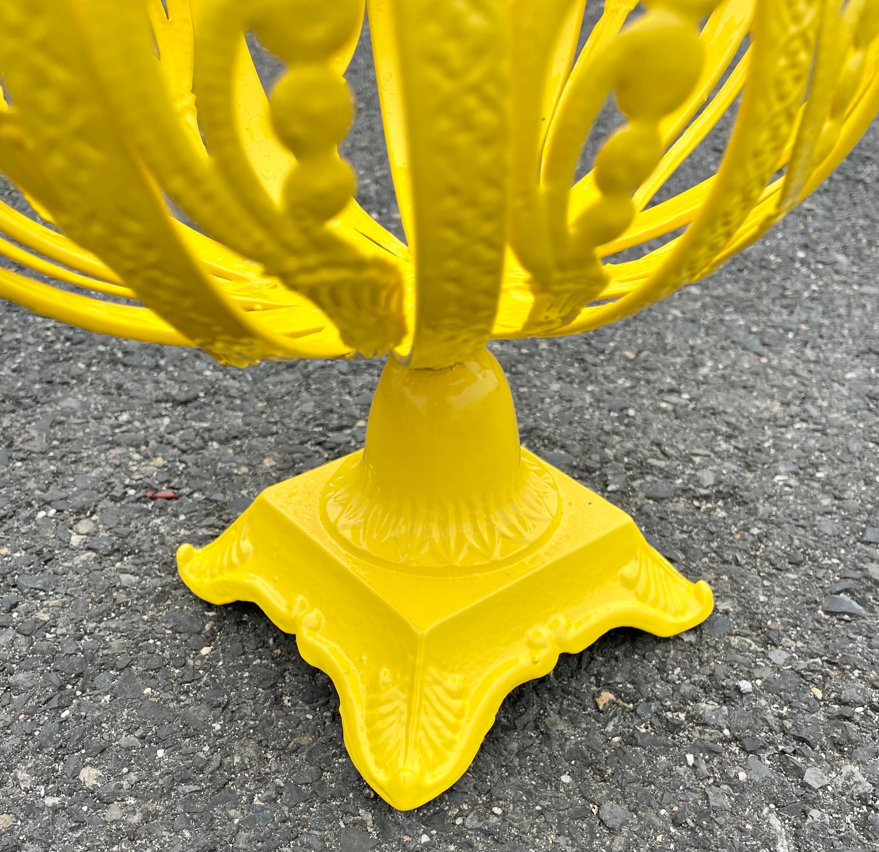 Milieu du XXe siècle Centre de table de jardinière jaune de style Art nouveau français, nouvellement revêtu de poudre en vente